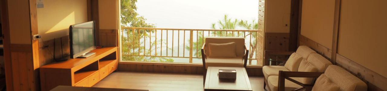 Family Room with Lake View photo 3