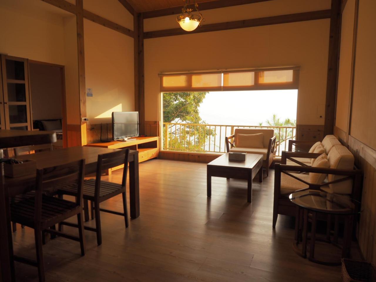 Family Room with Lake View photo 1