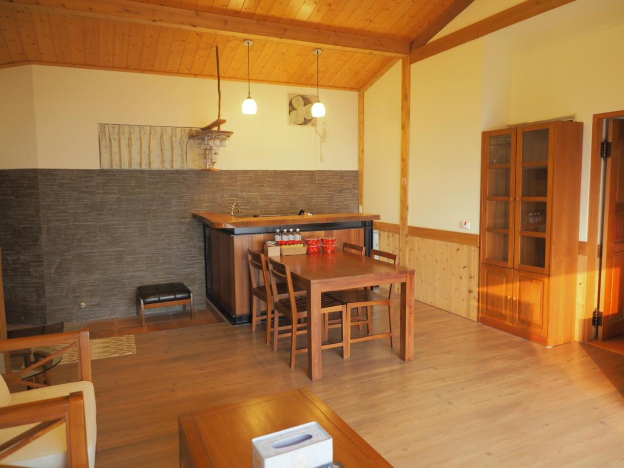 Family Room with Lake View photo 2