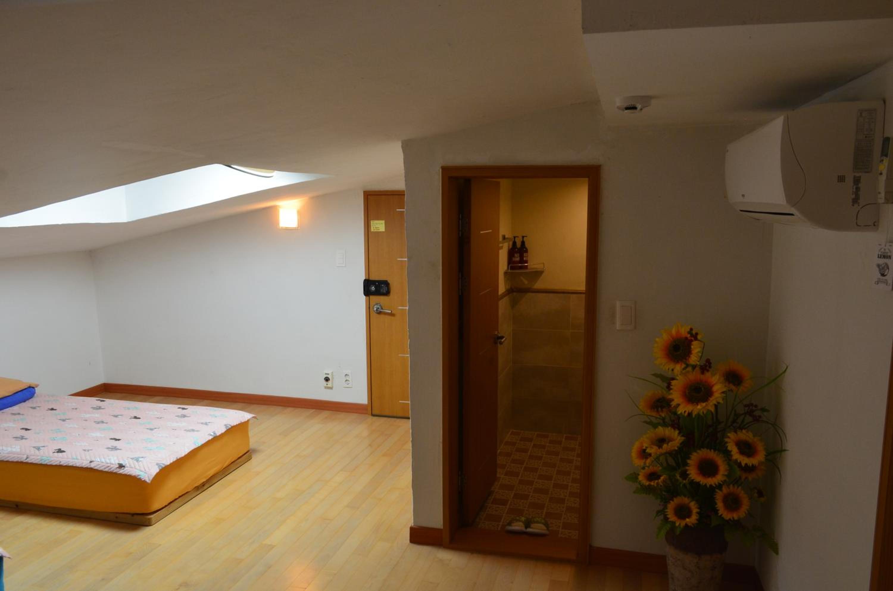 Twin Room with Private Bathroom - Photo 4