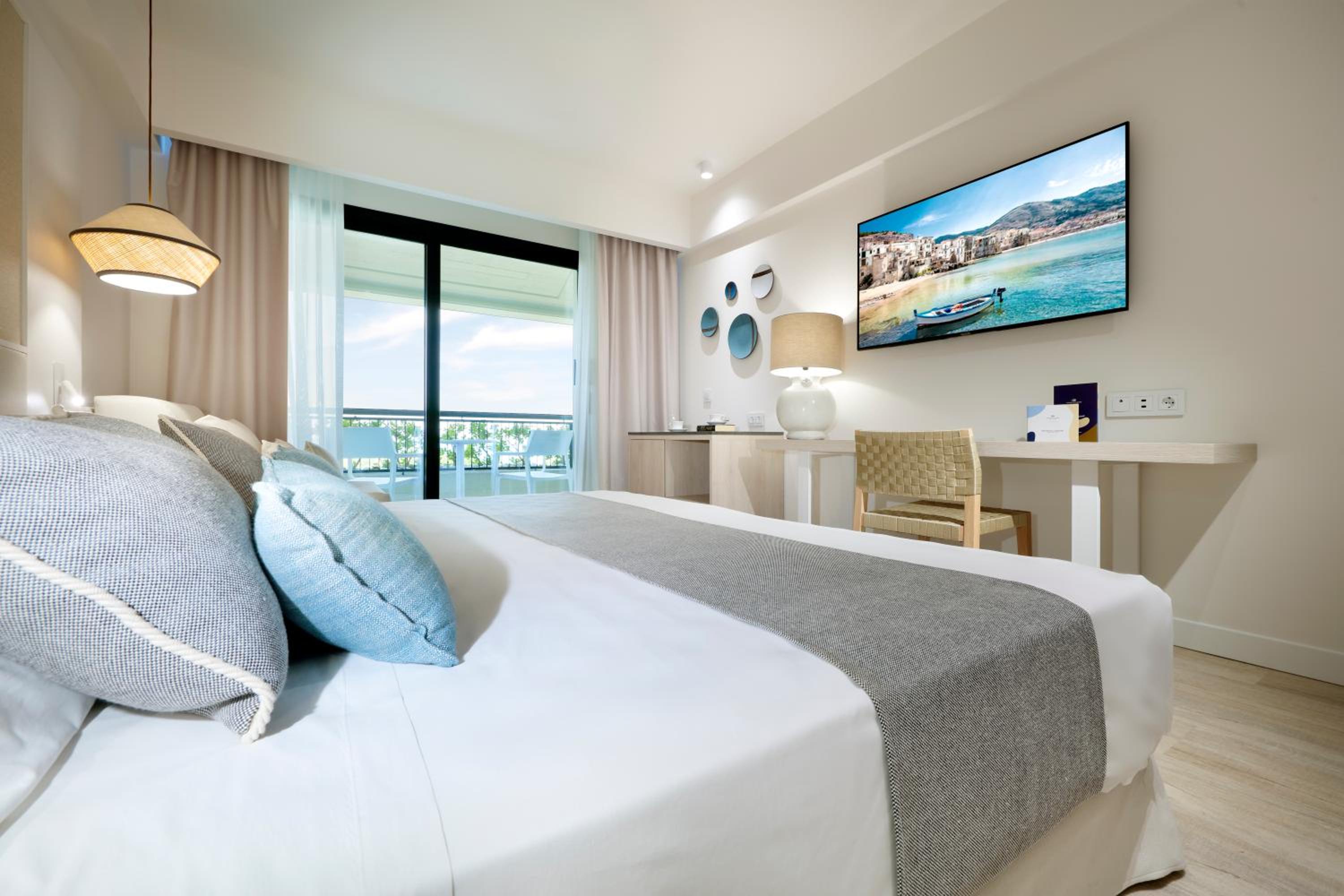 Deluxe Room thumbnail 5