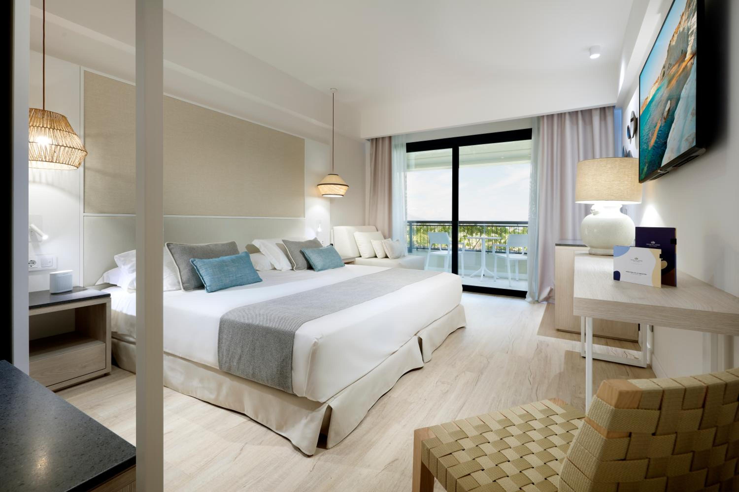 Deluxe Room with Sea View thumbnail 5