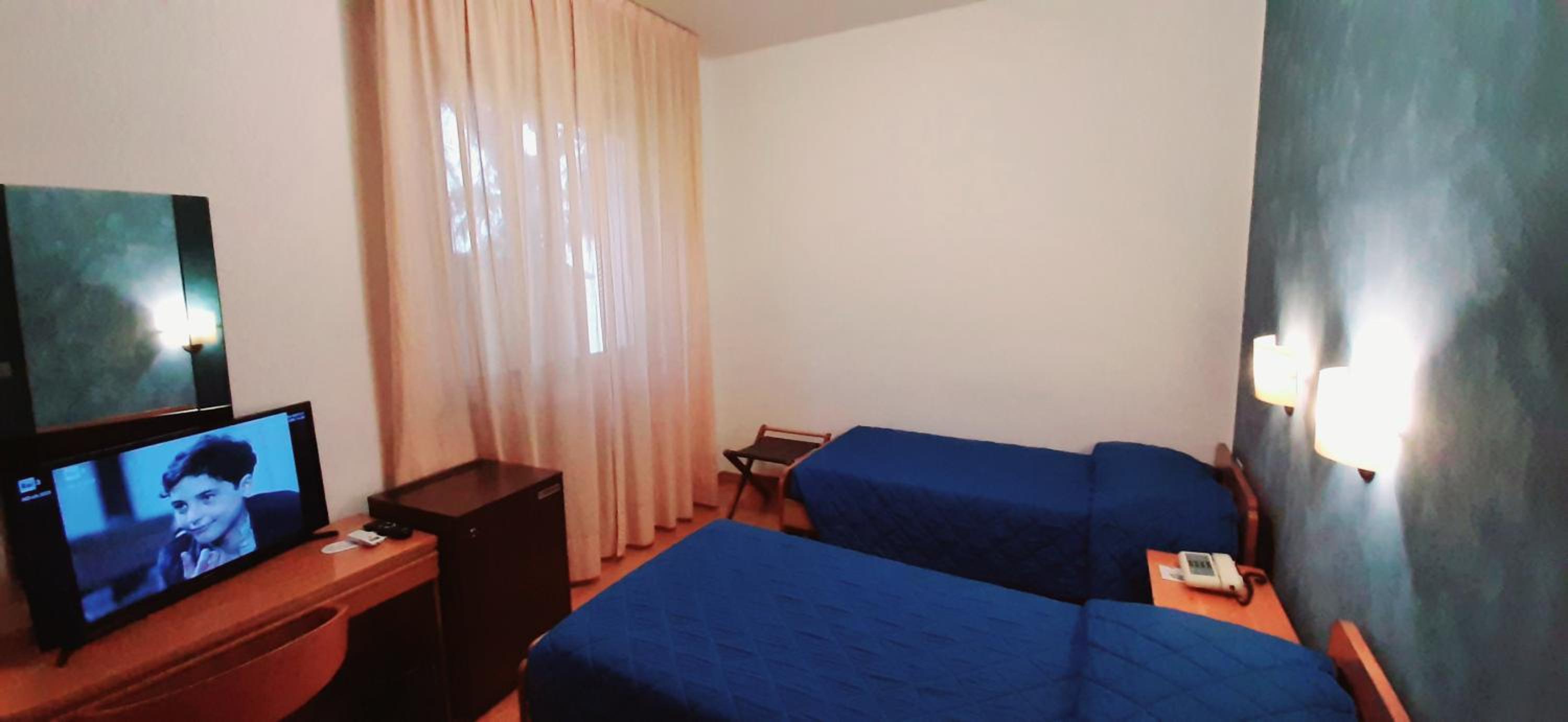 Twin Room - Photo 2