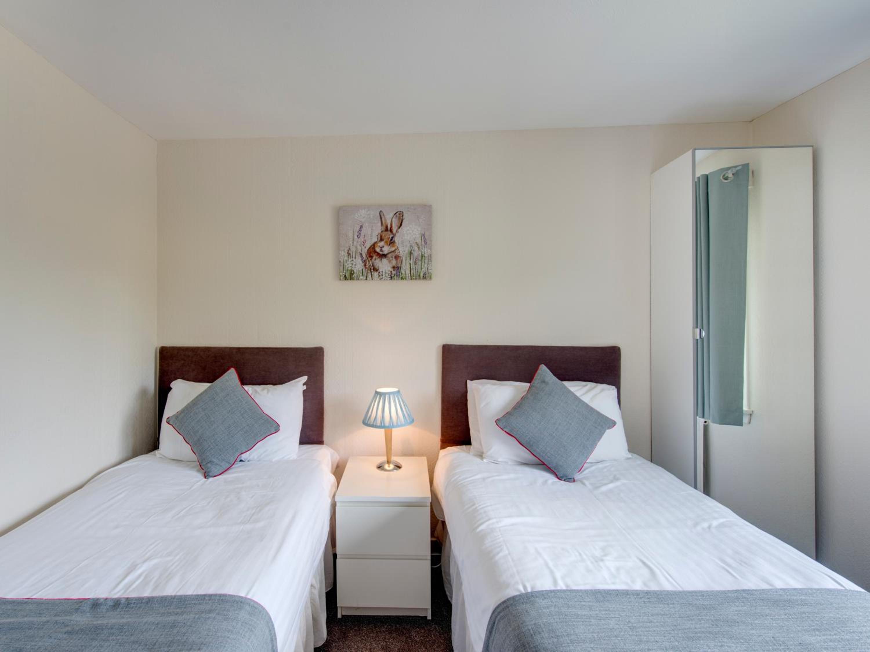 Standard Twin Room - Photo 2