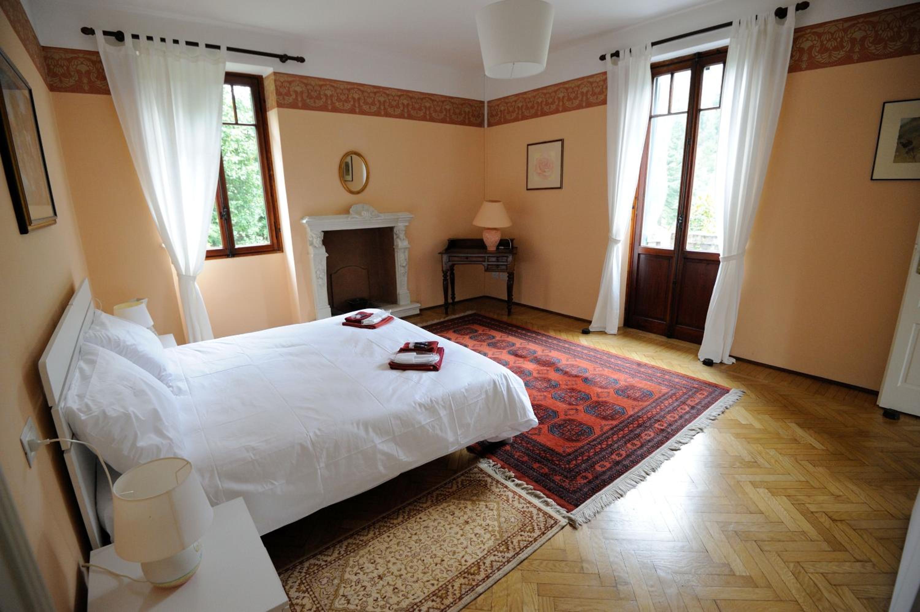 Double or Twin Room with Lake View and Private External Bathroom - Photo 8