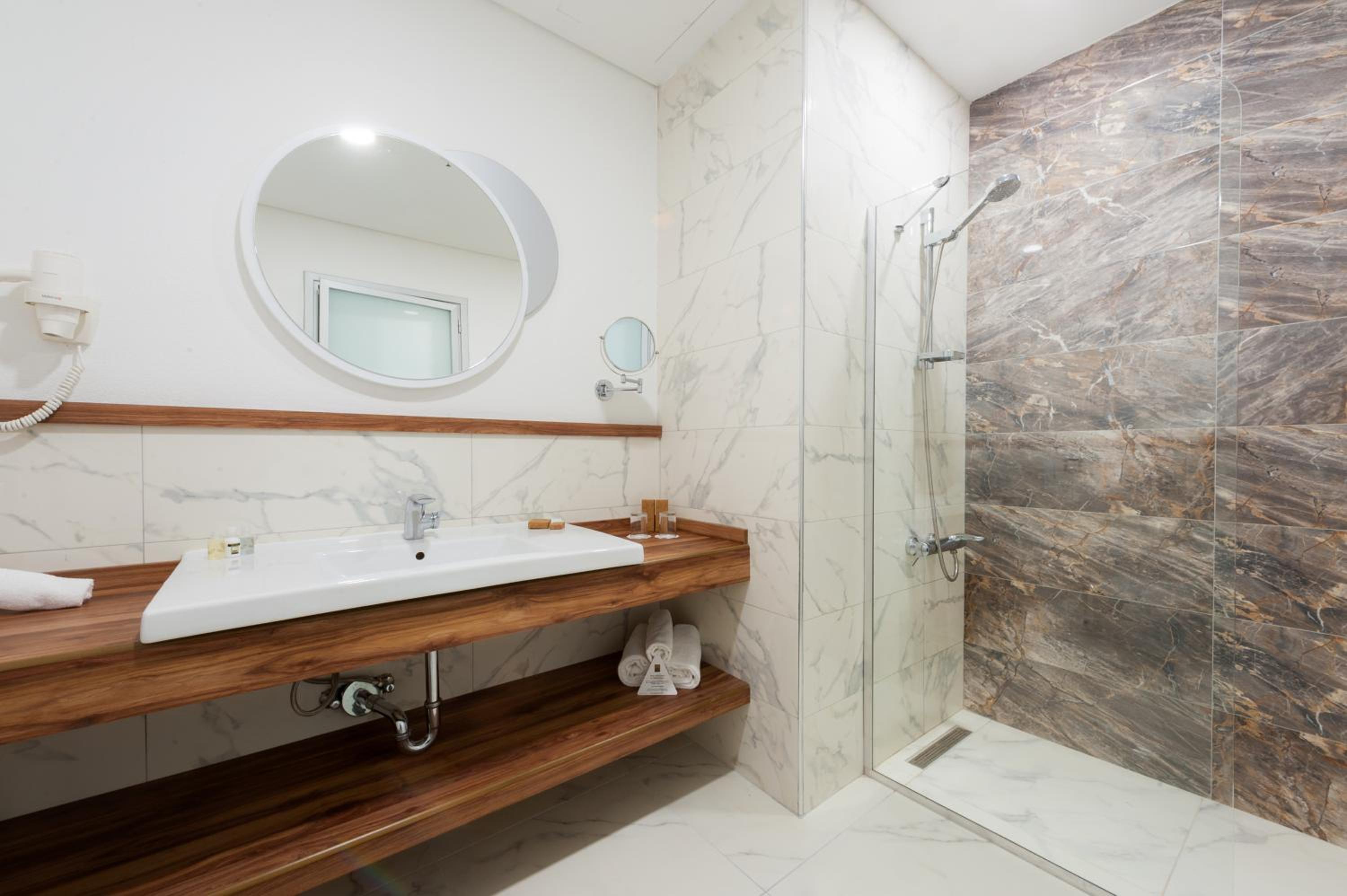 Corner Suite photo 2