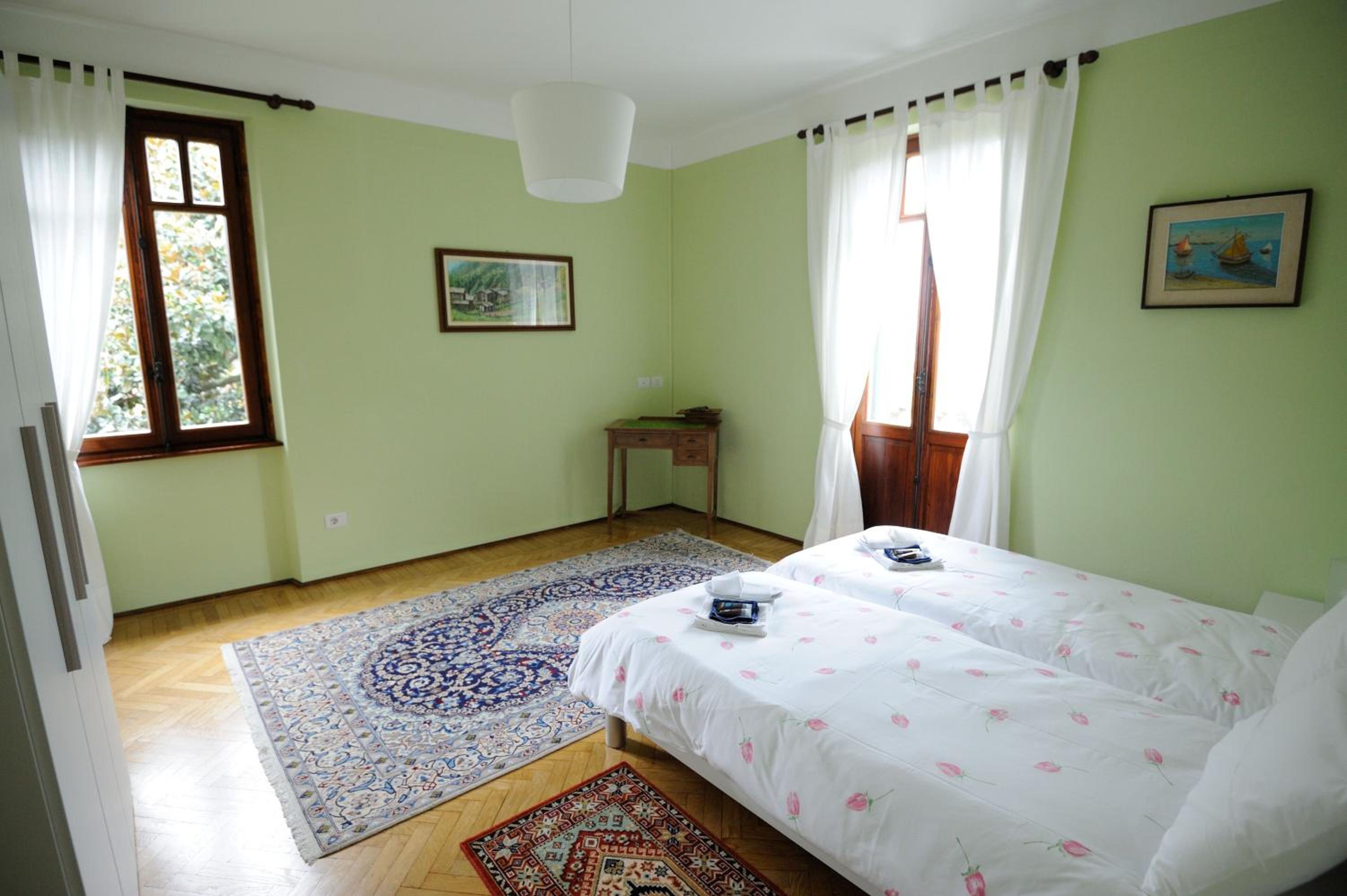 Twin Room with Lake View and Private External Bathroom - Photo 8