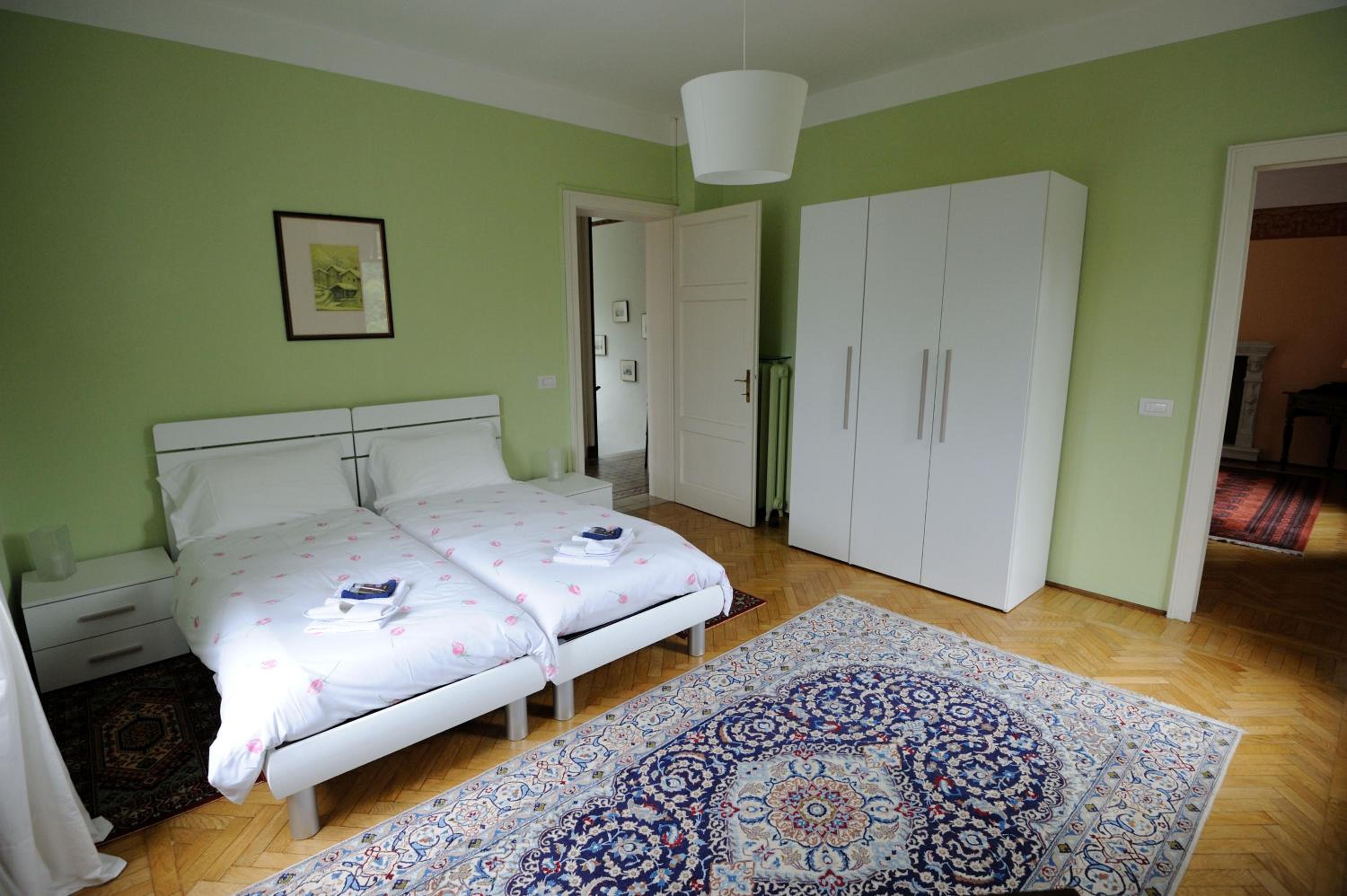Twin Room with Lake View and Private External Bathroom - Photo 9