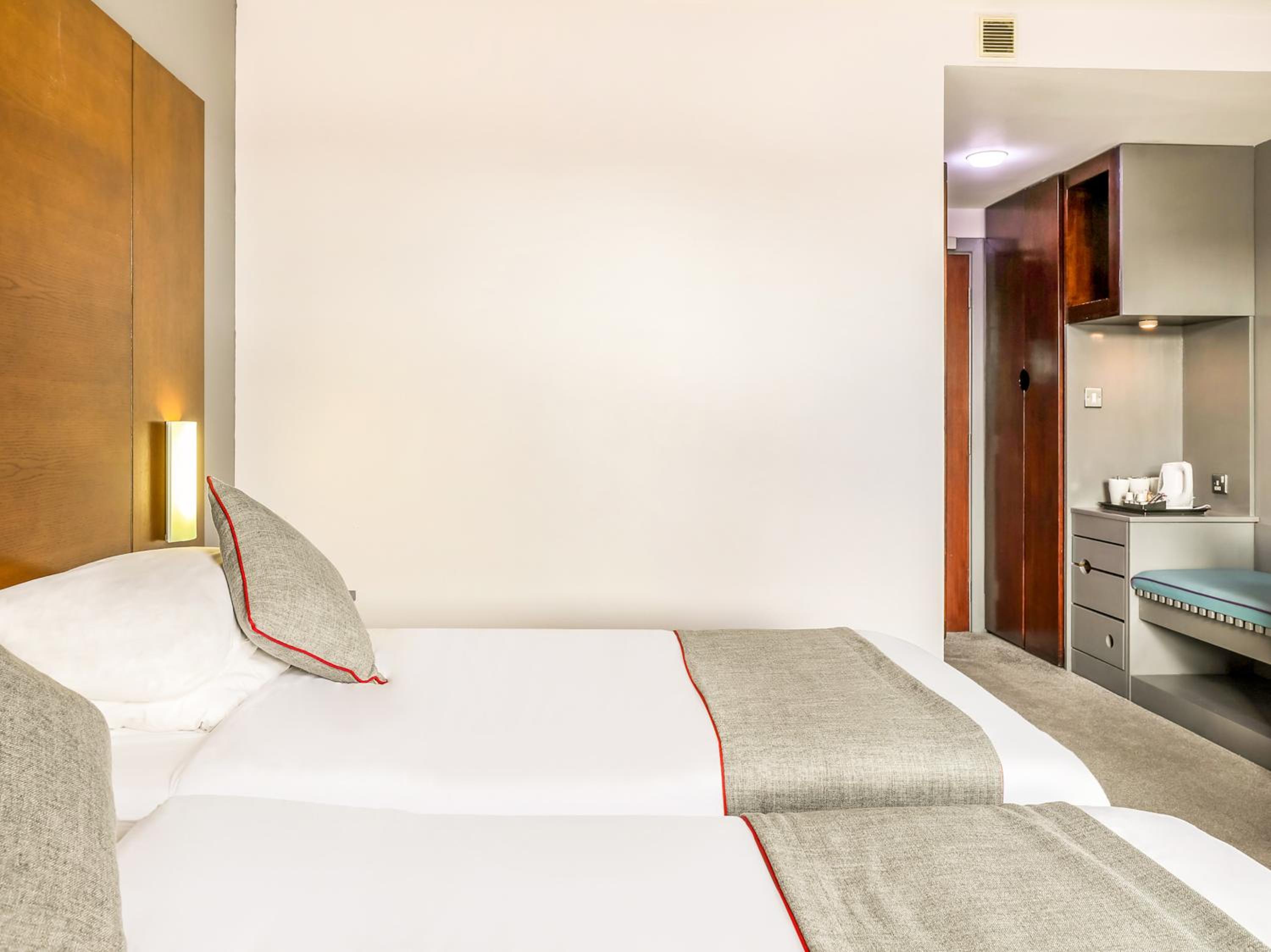 Twin Room with Sofa Bed - Non-Smoking - Photo 2