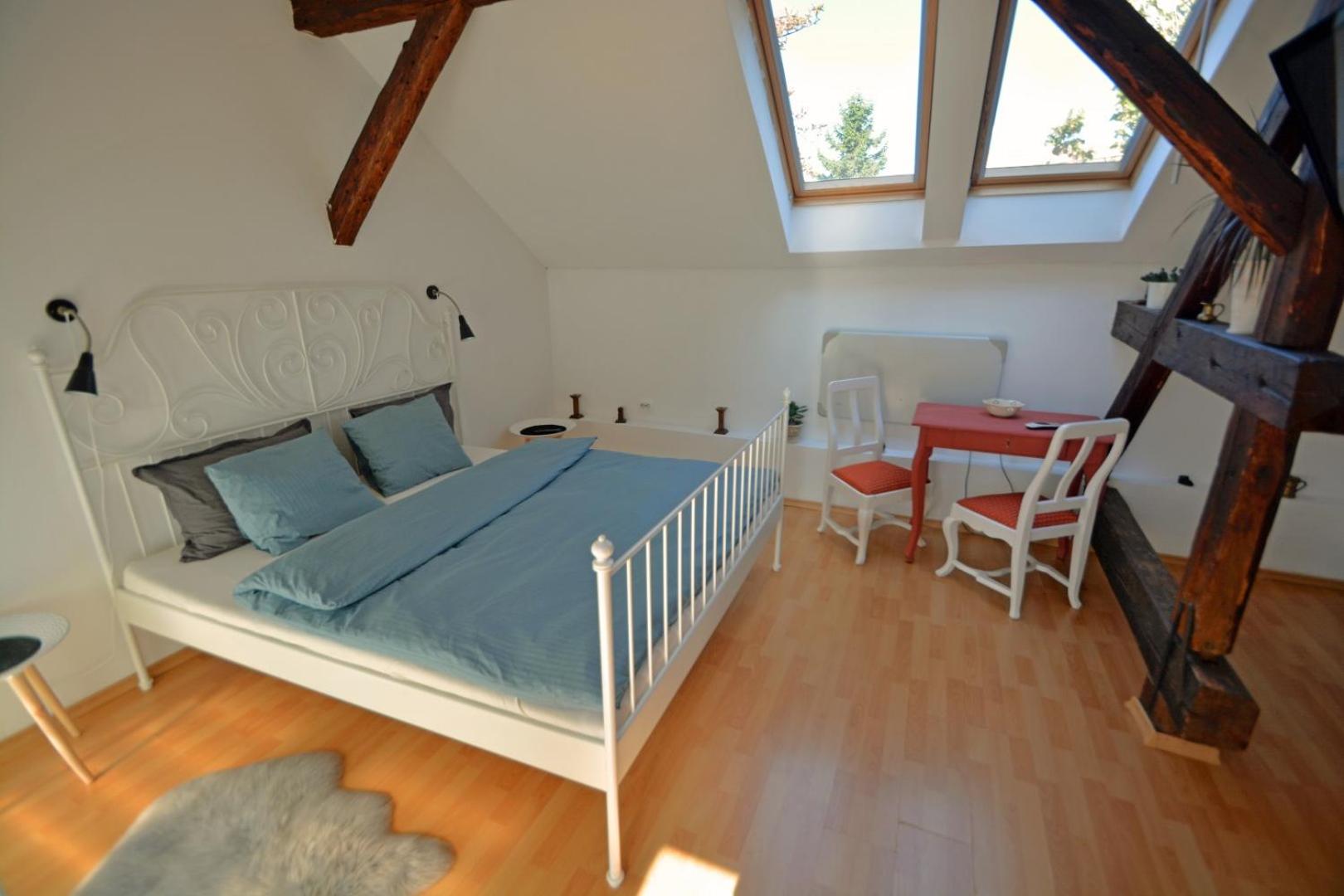 Double Room with Private Bathroom - Photo 2
