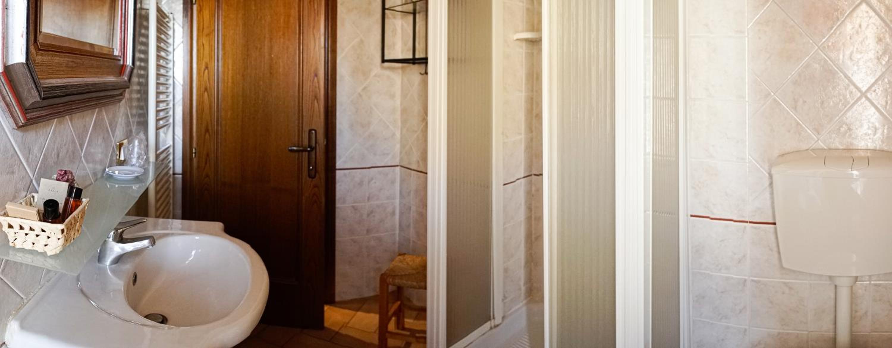 Standard Double Room - Photo 11