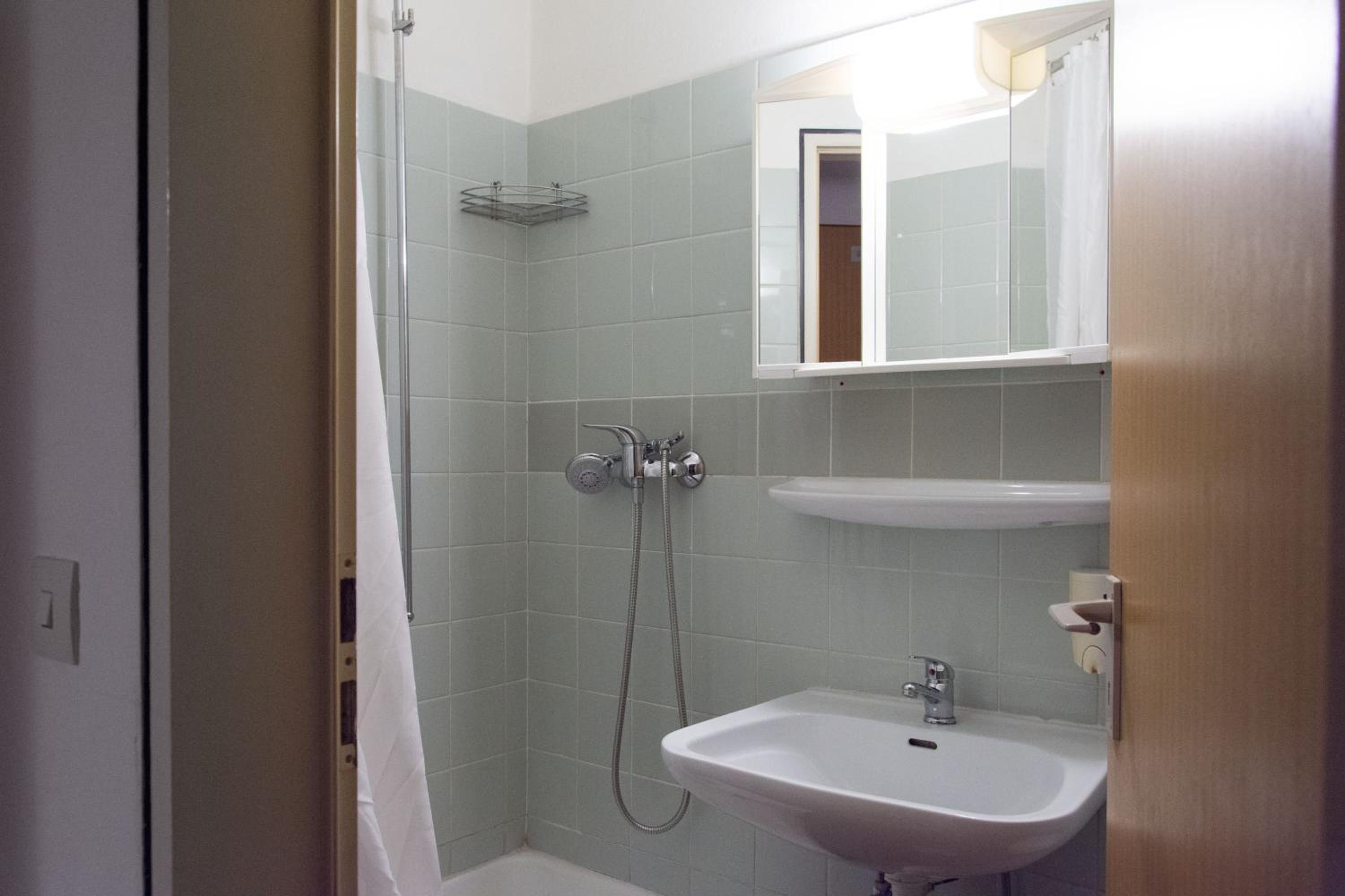 Quadruple Room with Private Bathroom photo 3