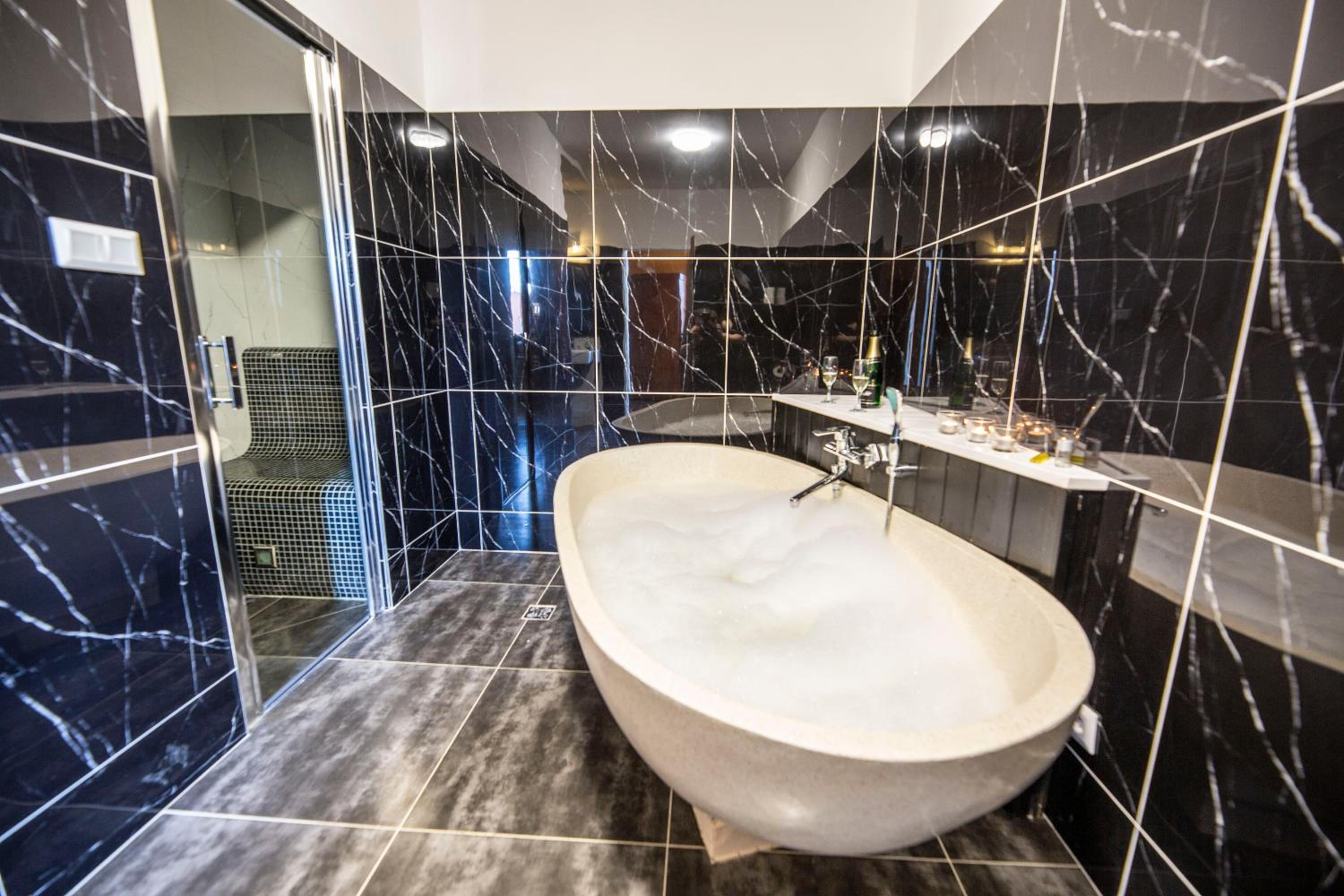 King Room with Private Beer Spa Access - Photo 8