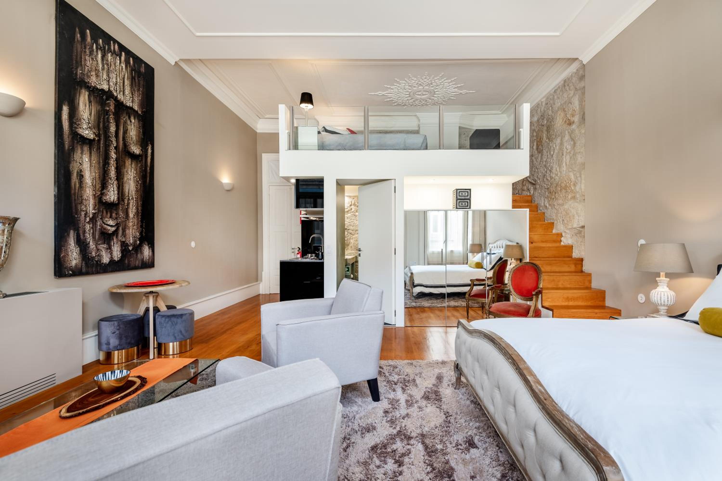 Deluxe Queen Suite - Photo 10