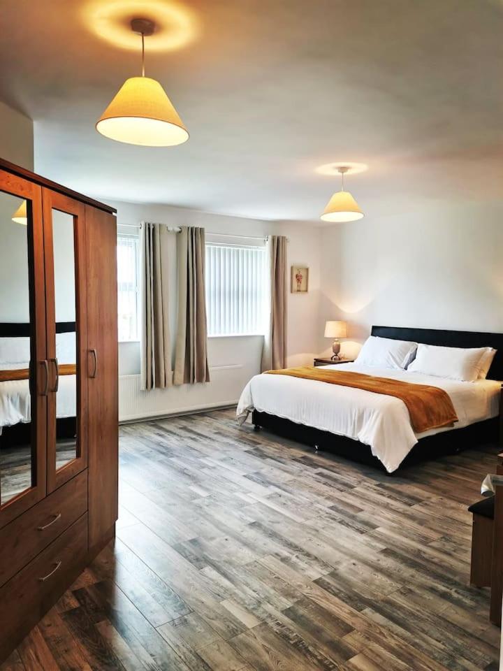 Four-Bedroom House - Photo 1