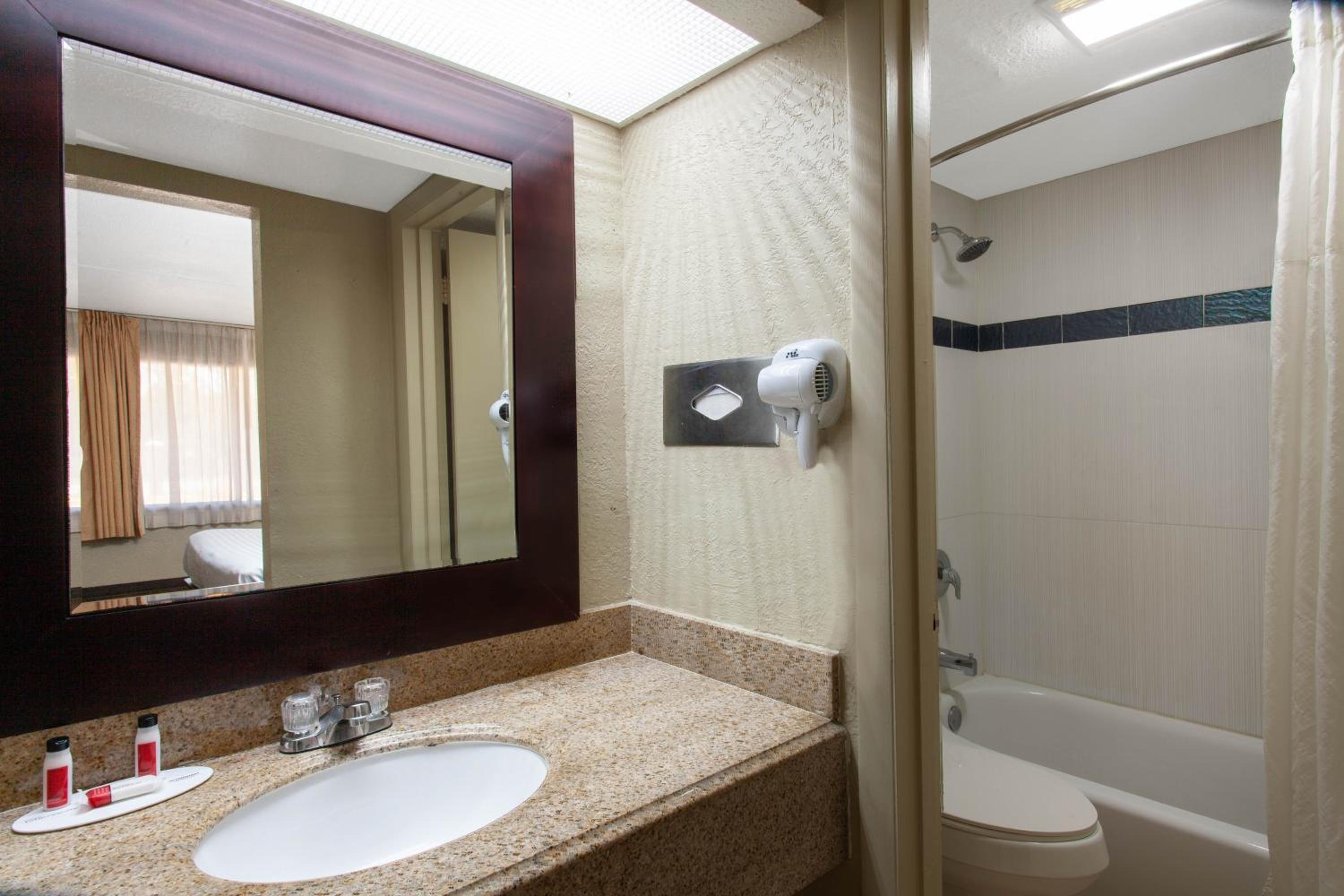 King Room - Non-Smoking - Photo 2