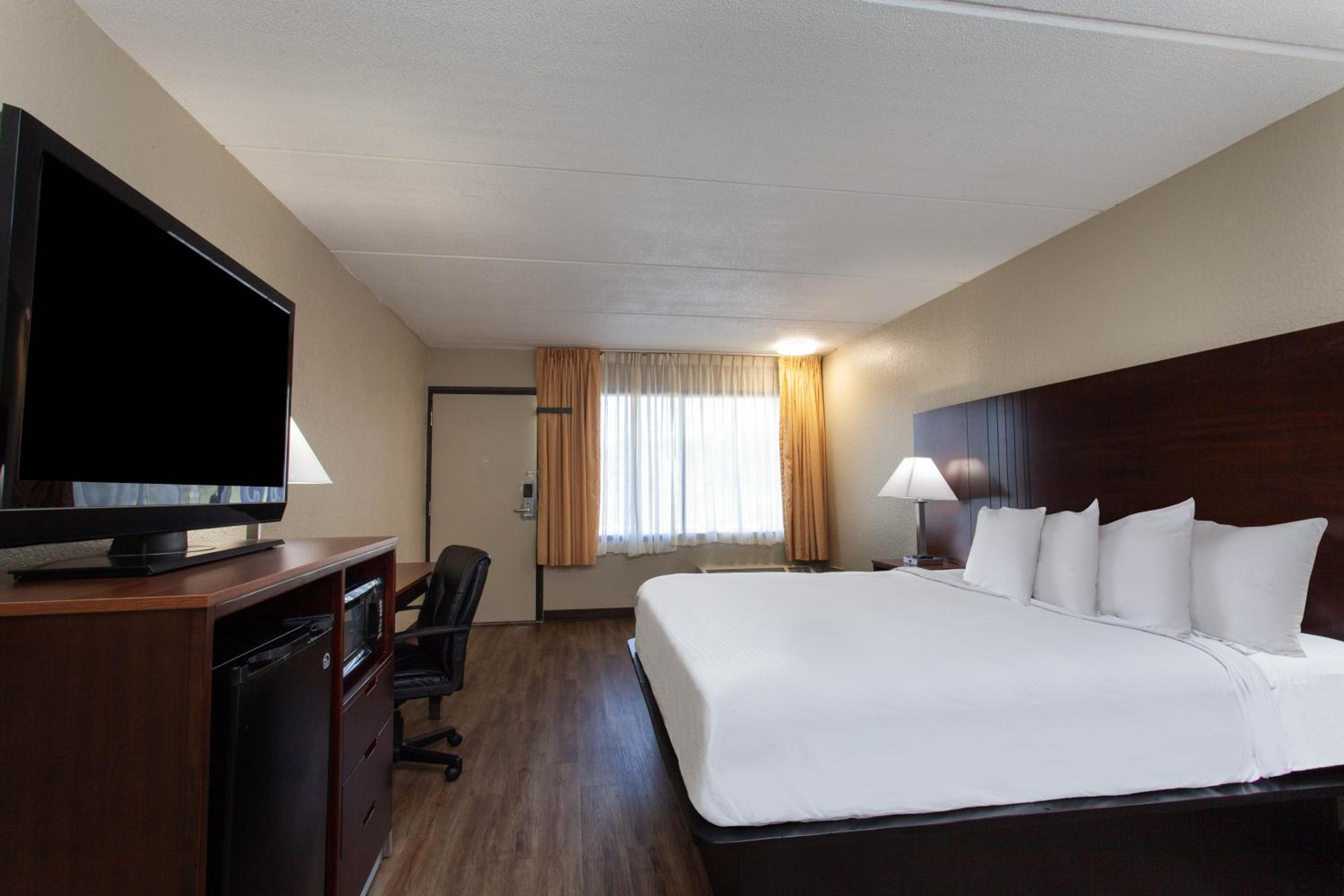 King Room with Roll-In Shower - Mobility/Hearing Accessible - Smoking - Photo 1