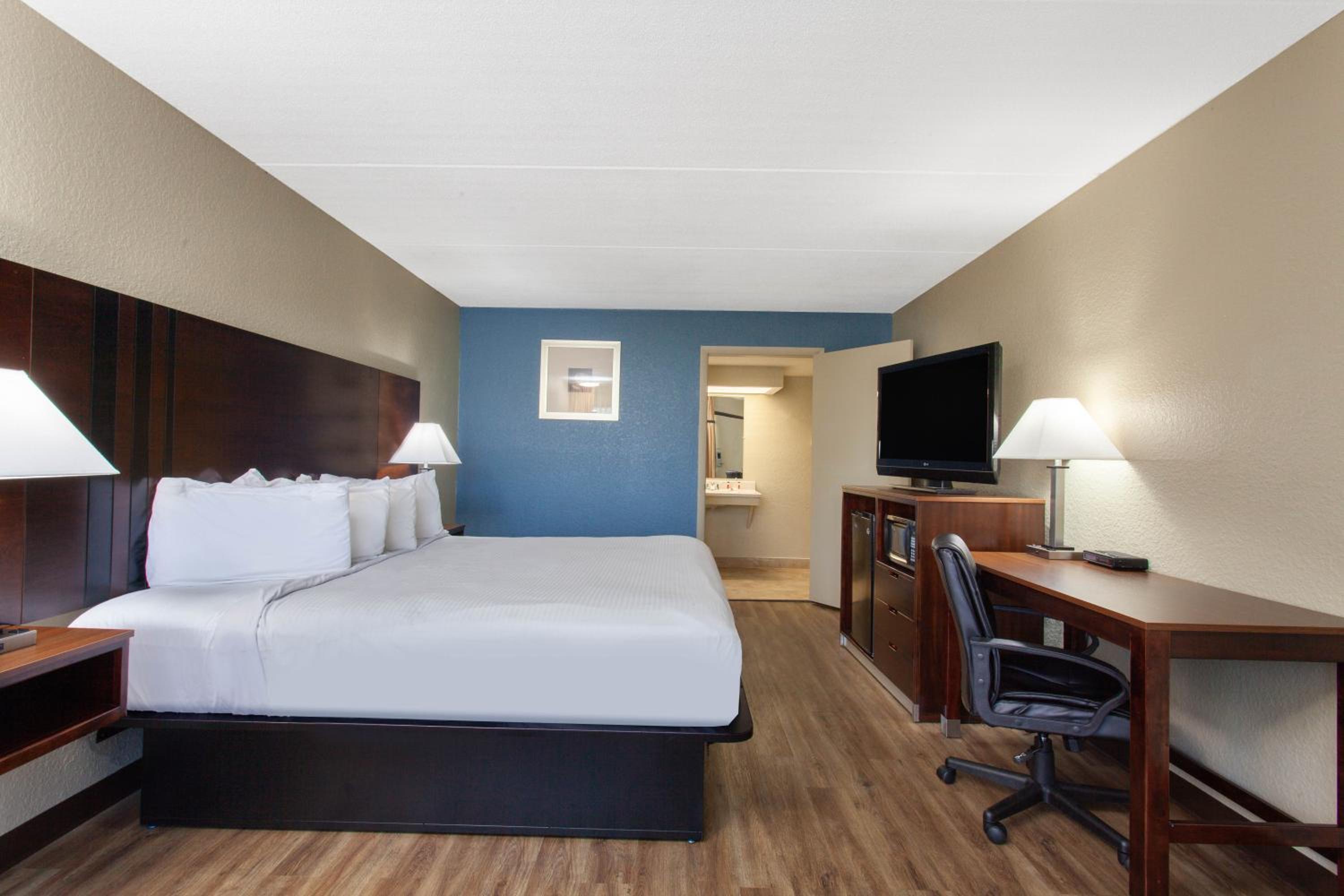 King Room with Roll-In Shower - Mobility/Hearing Accessible - Smoking - Photo 5