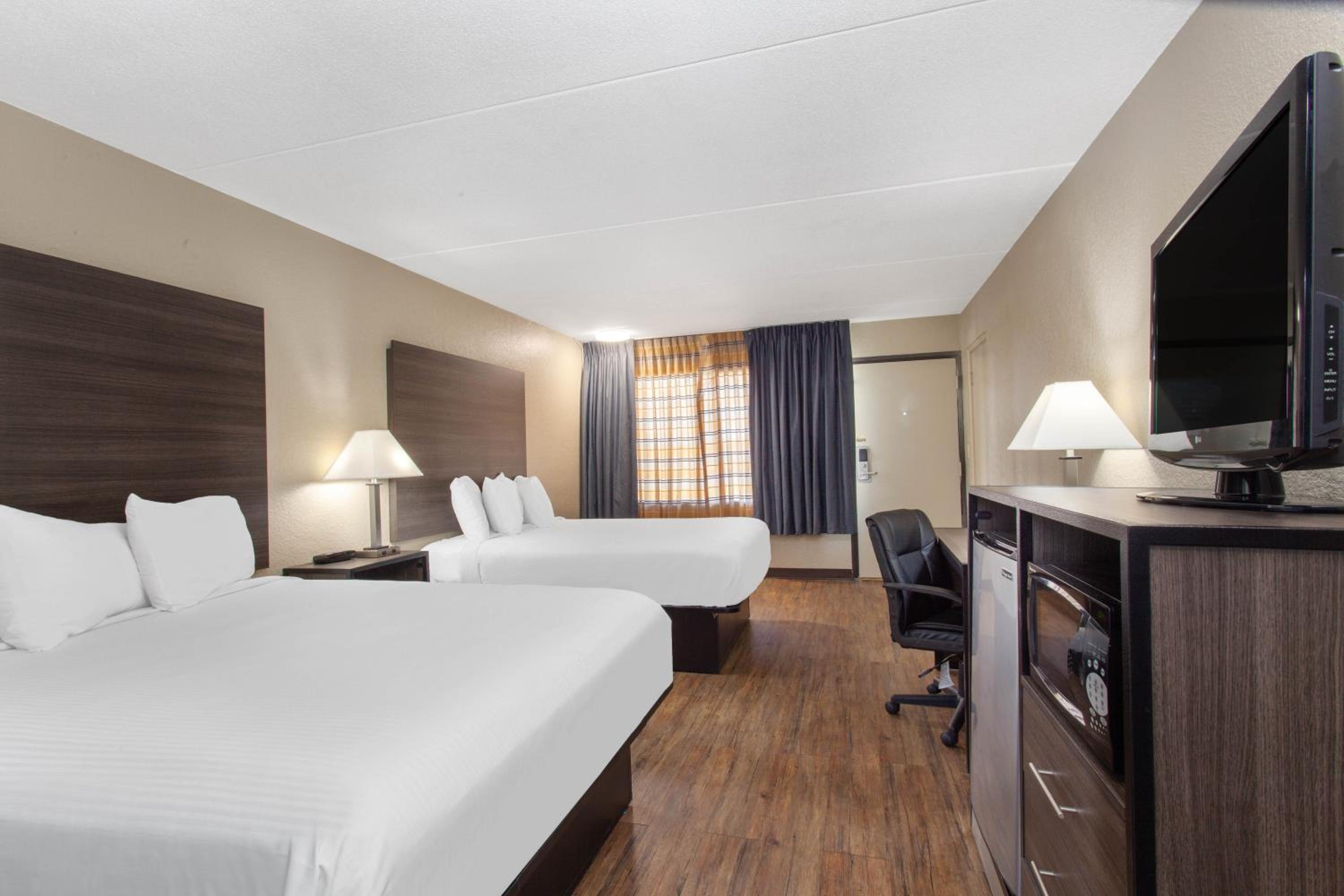Queen Room with Two Queen Beds - Non-Smoking - Photo 1