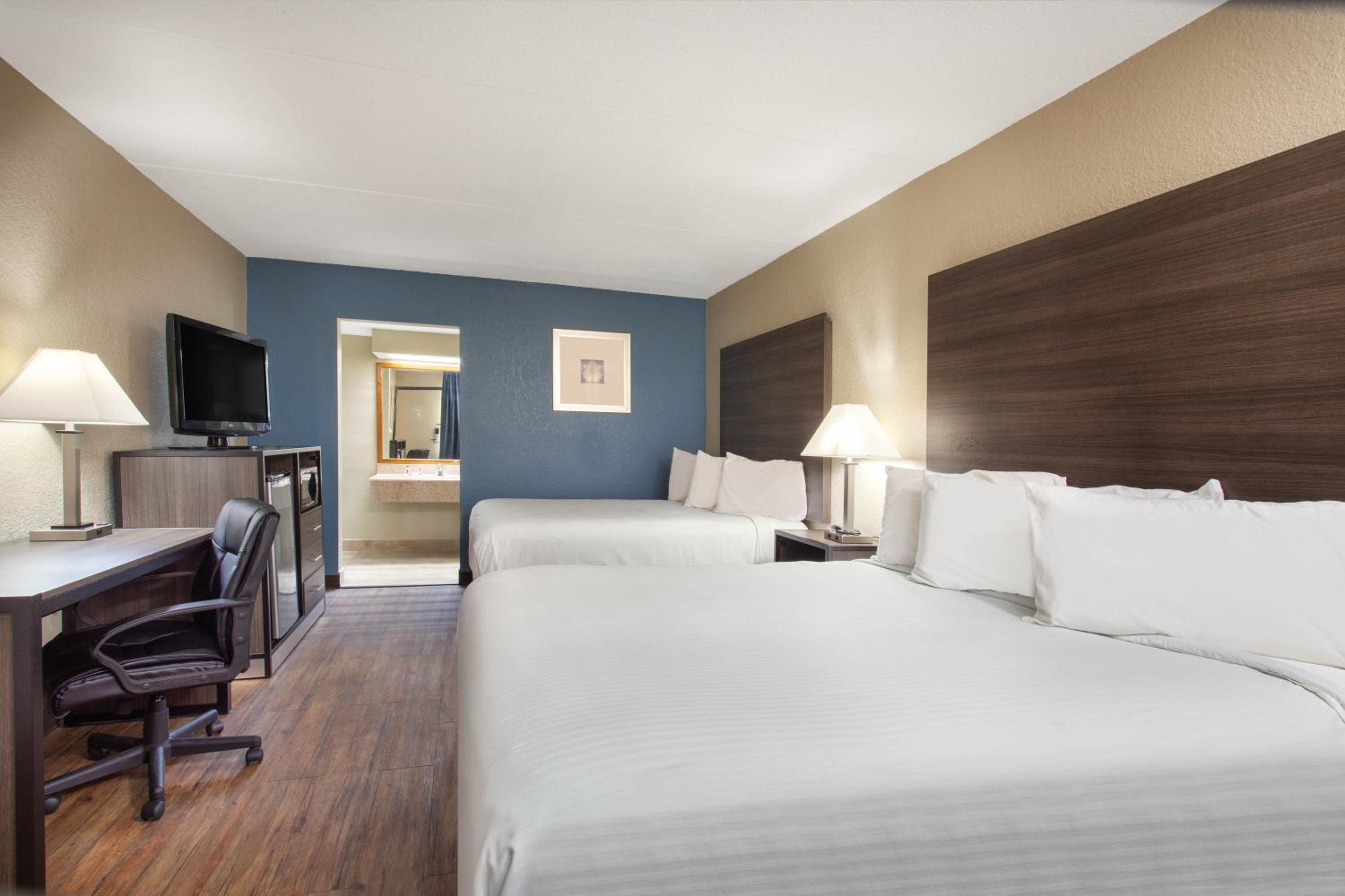 Queen Room with Two Queen Beds - Non-Smoking - Photo 2