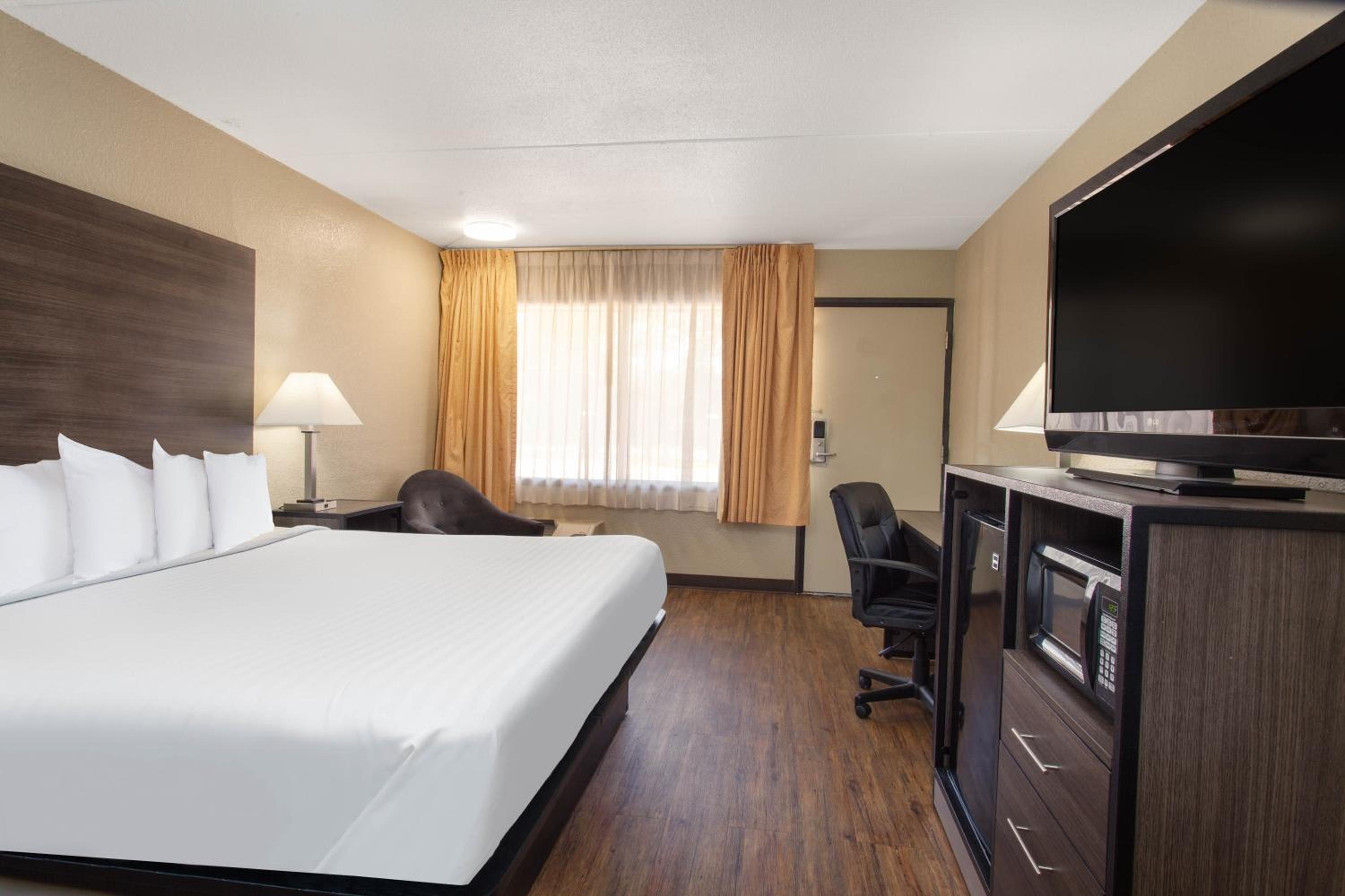 King Room - Non-Smoking - Photo 1
