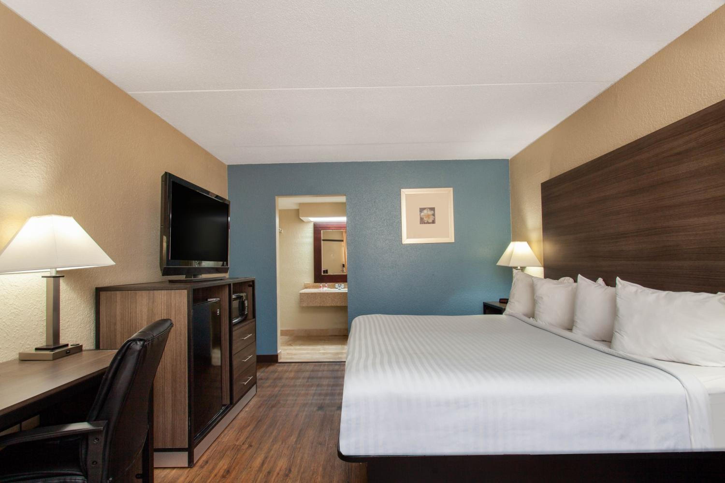 King Room - Non-Smoking - Photo 3