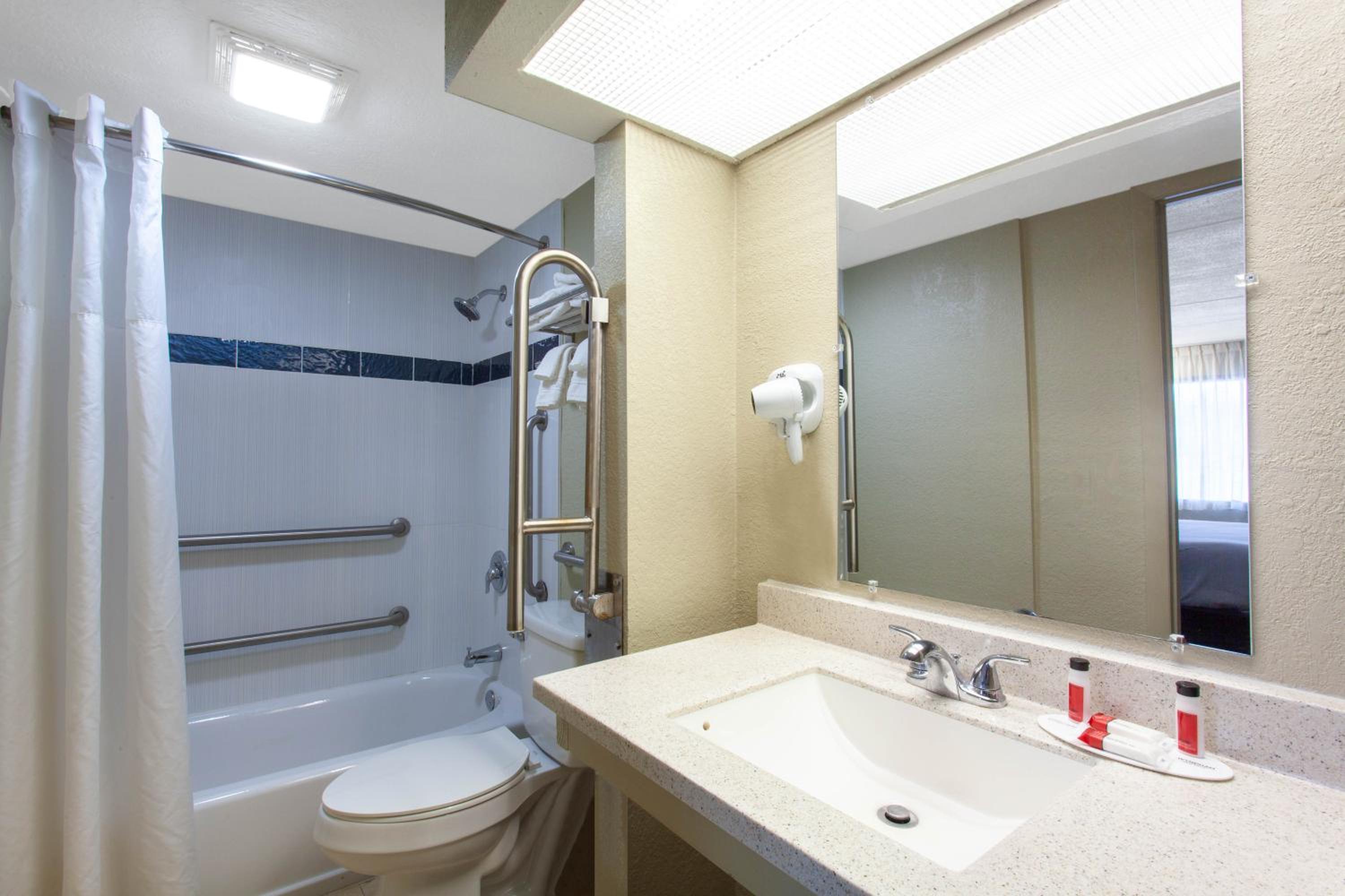 King Room with Roll-In Shower - Mobility/Hearing Accessible - Non-Smoking - Photo 4