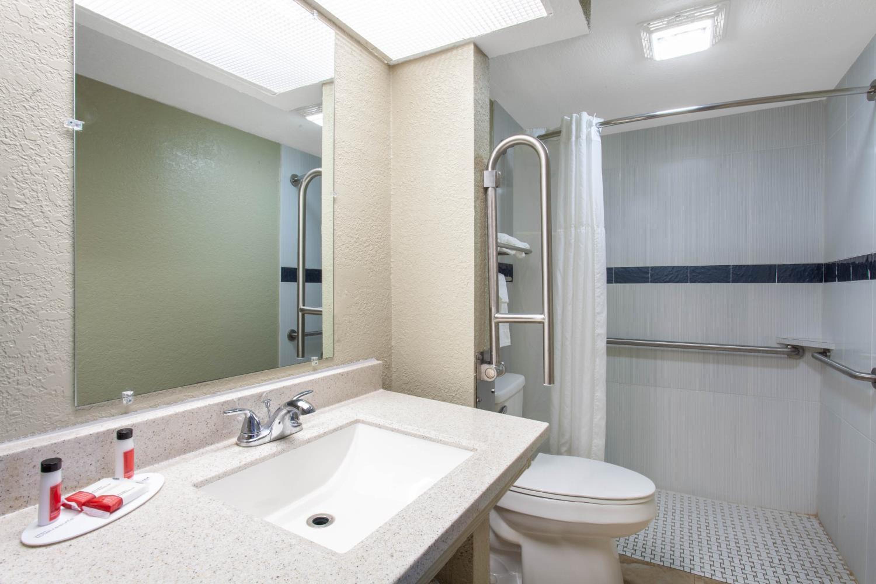 King Room with Roll-In Shower - Mobility/Hearing Accessible - Non-Smoking - Photo 3