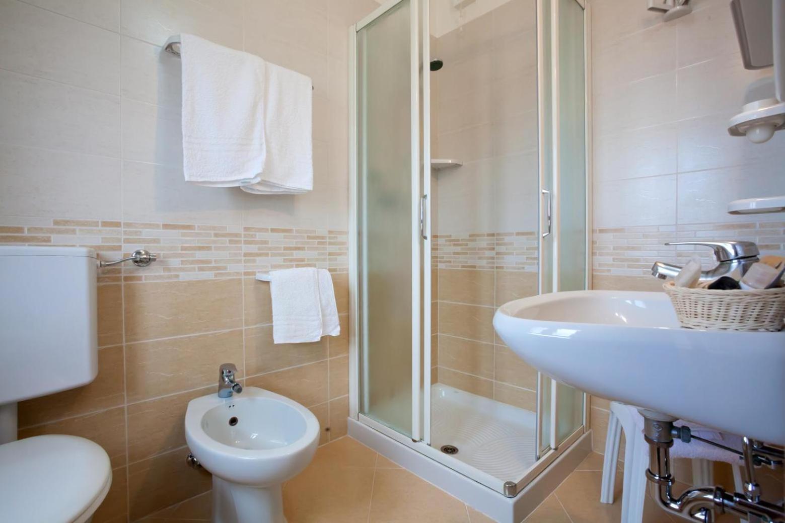 Double or Twin Room with Balcony - Photo 3