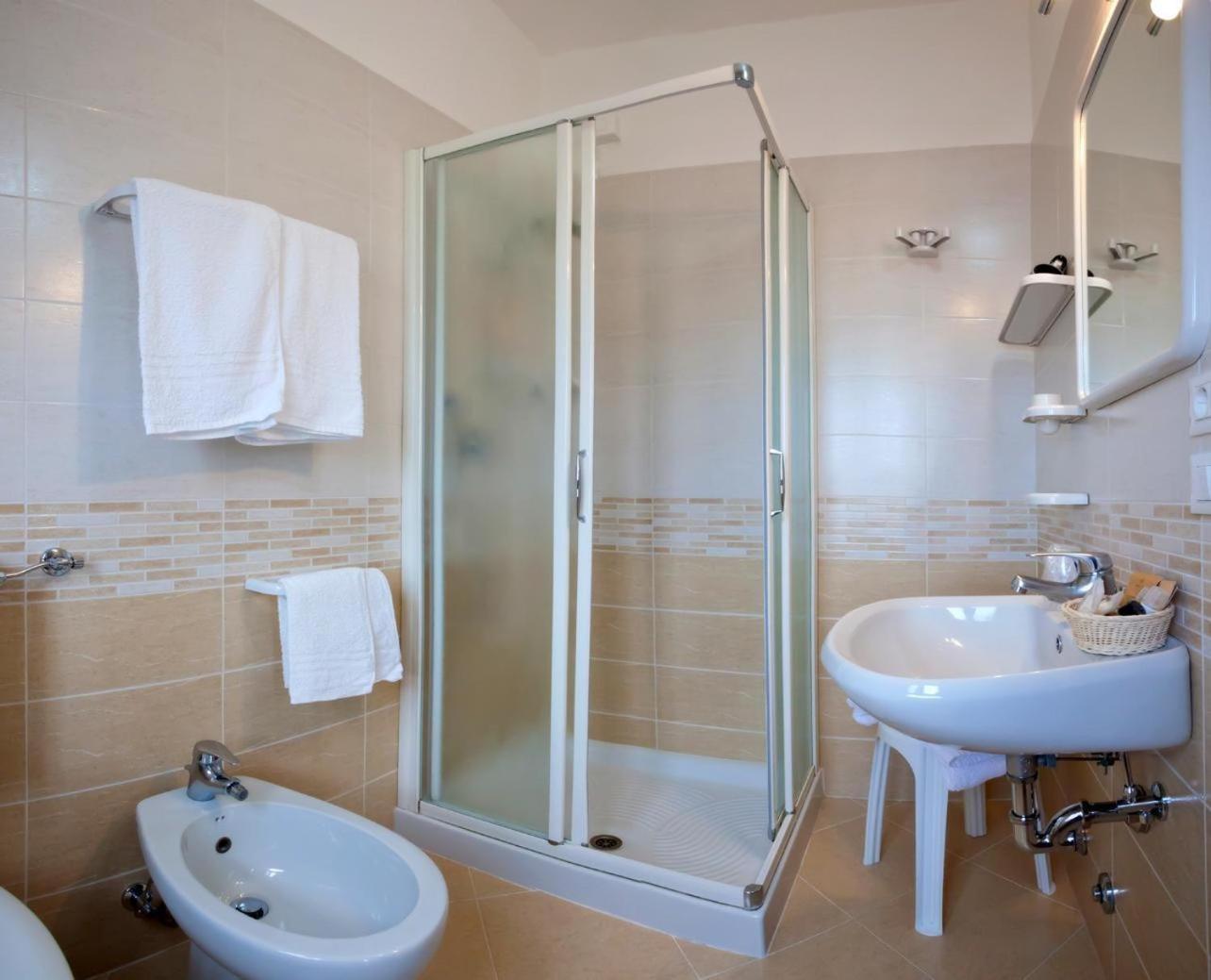 Double or Twin Room with Balcony - Photo 2