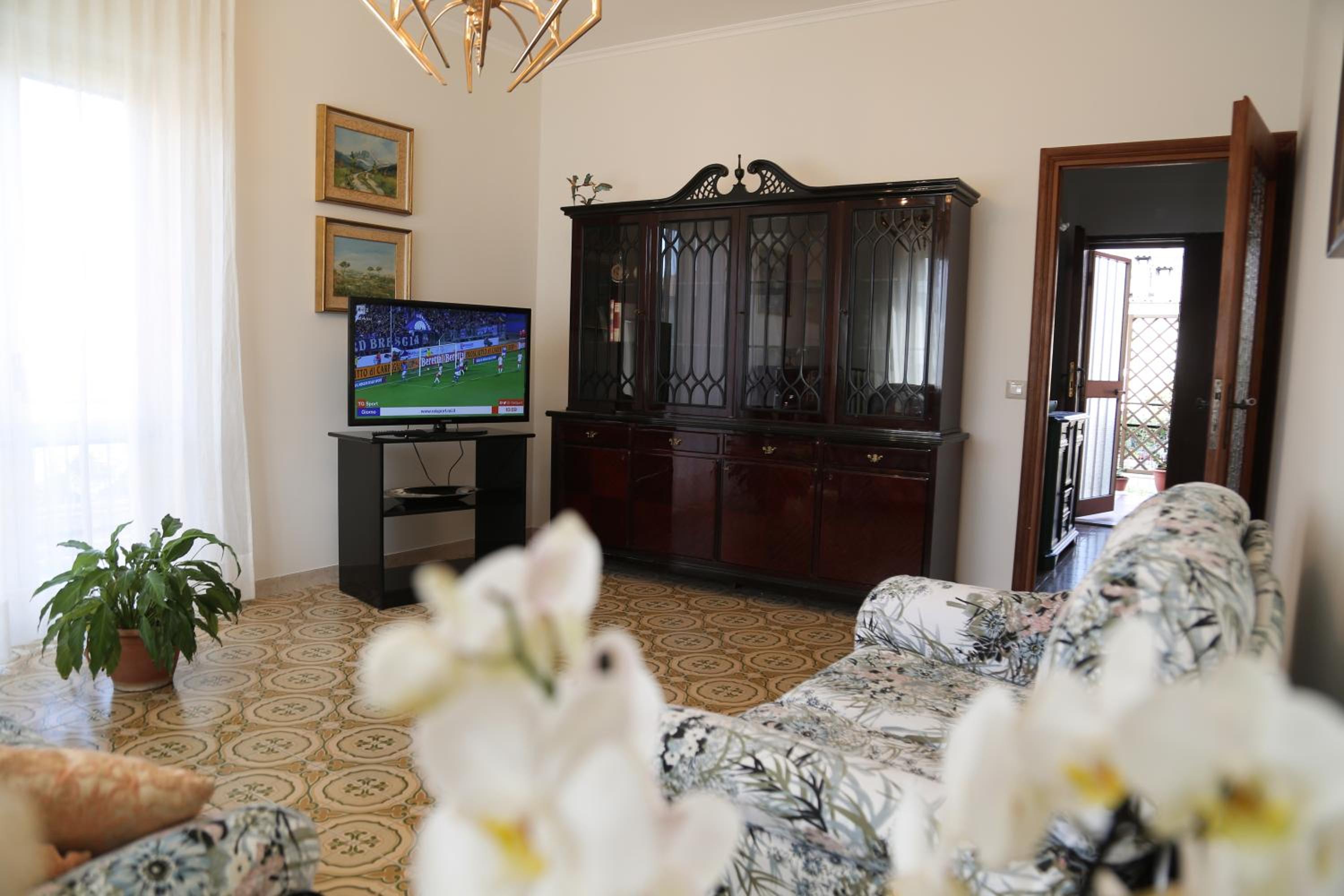 Apartment with Balcony - Photo 9