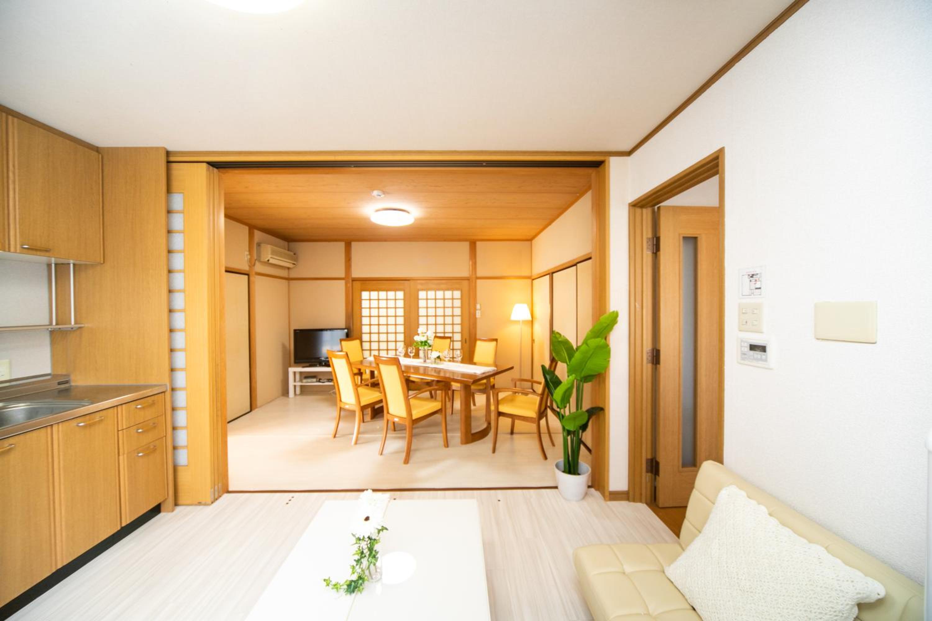 Five-Bedroom House - Photo 28