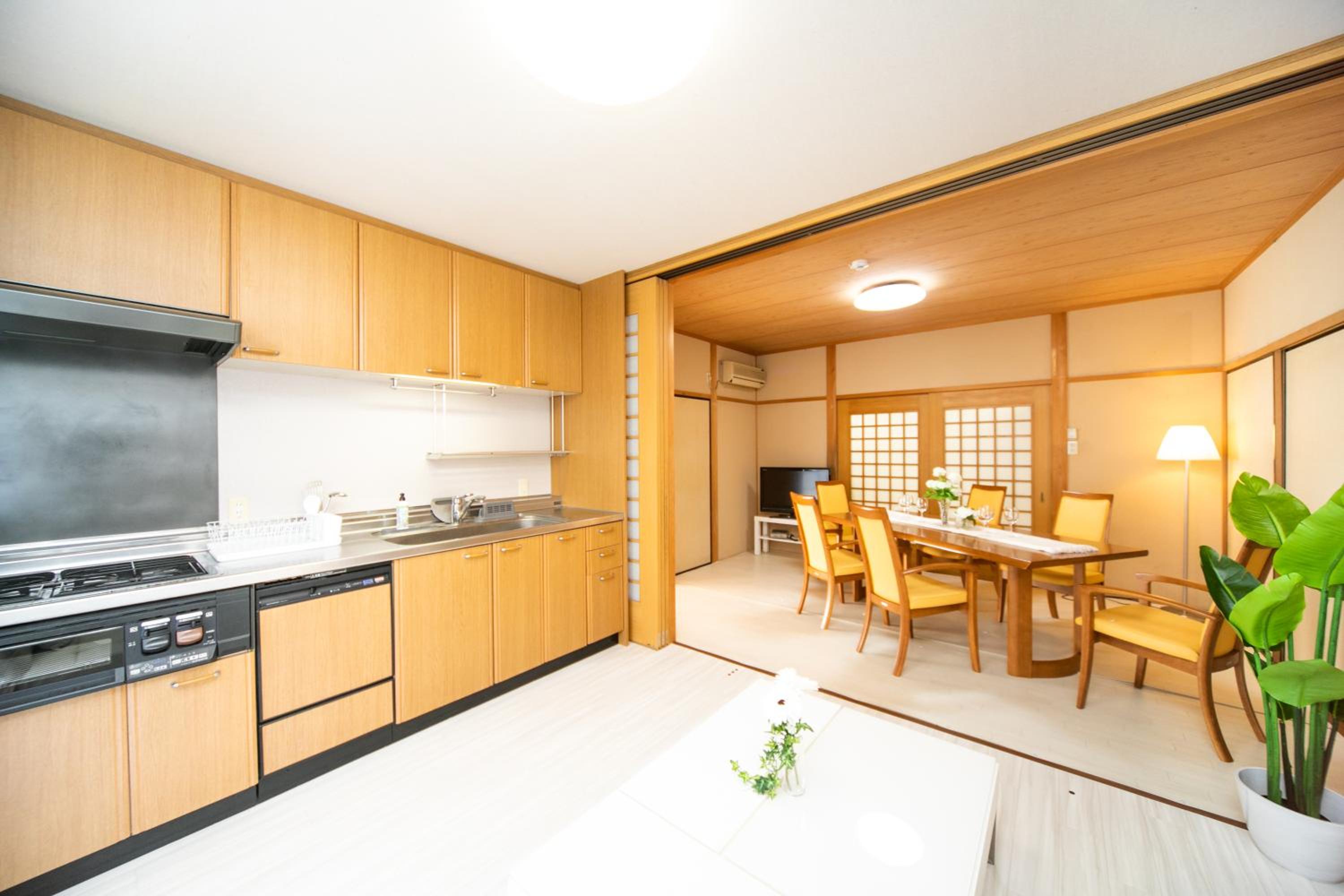 Five-Bedroom House - Photo 26