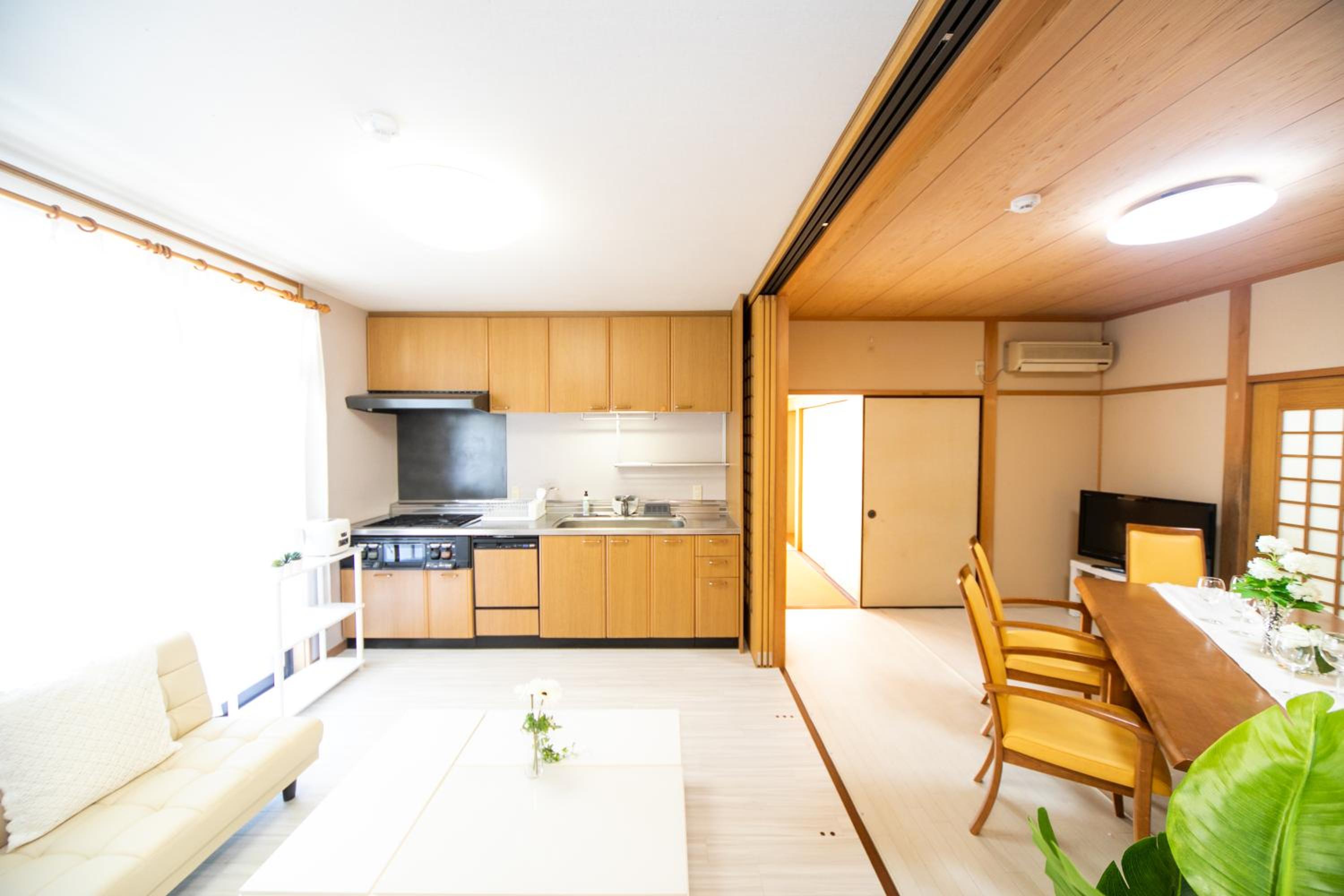 Five-Bedroom House - Photo 16