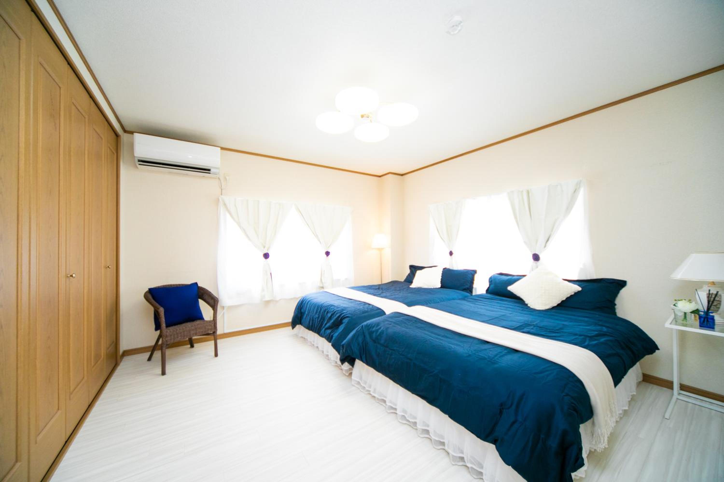 Five-Bedroom House - Photo 27
