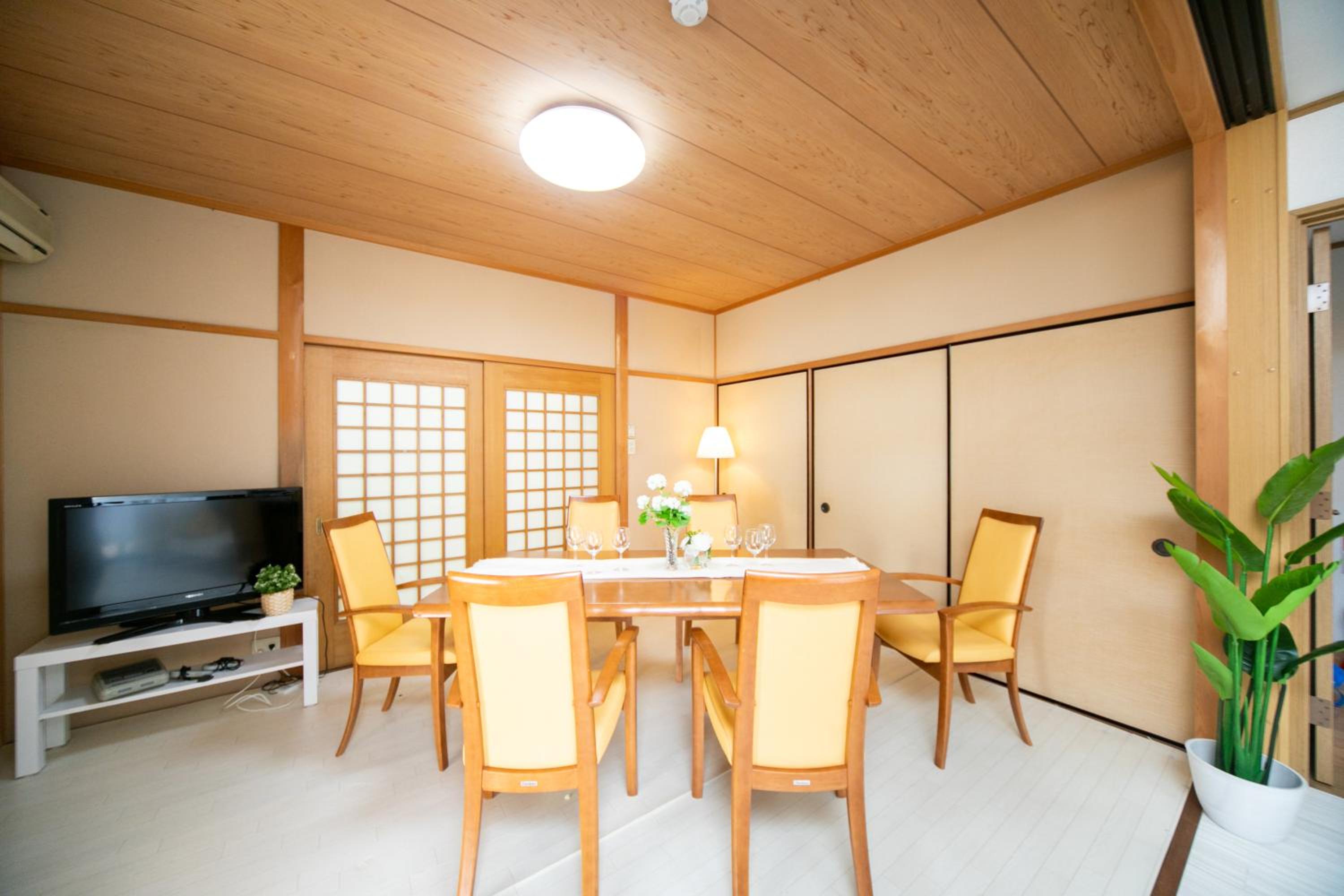Five-Bedroom House - Photo 13