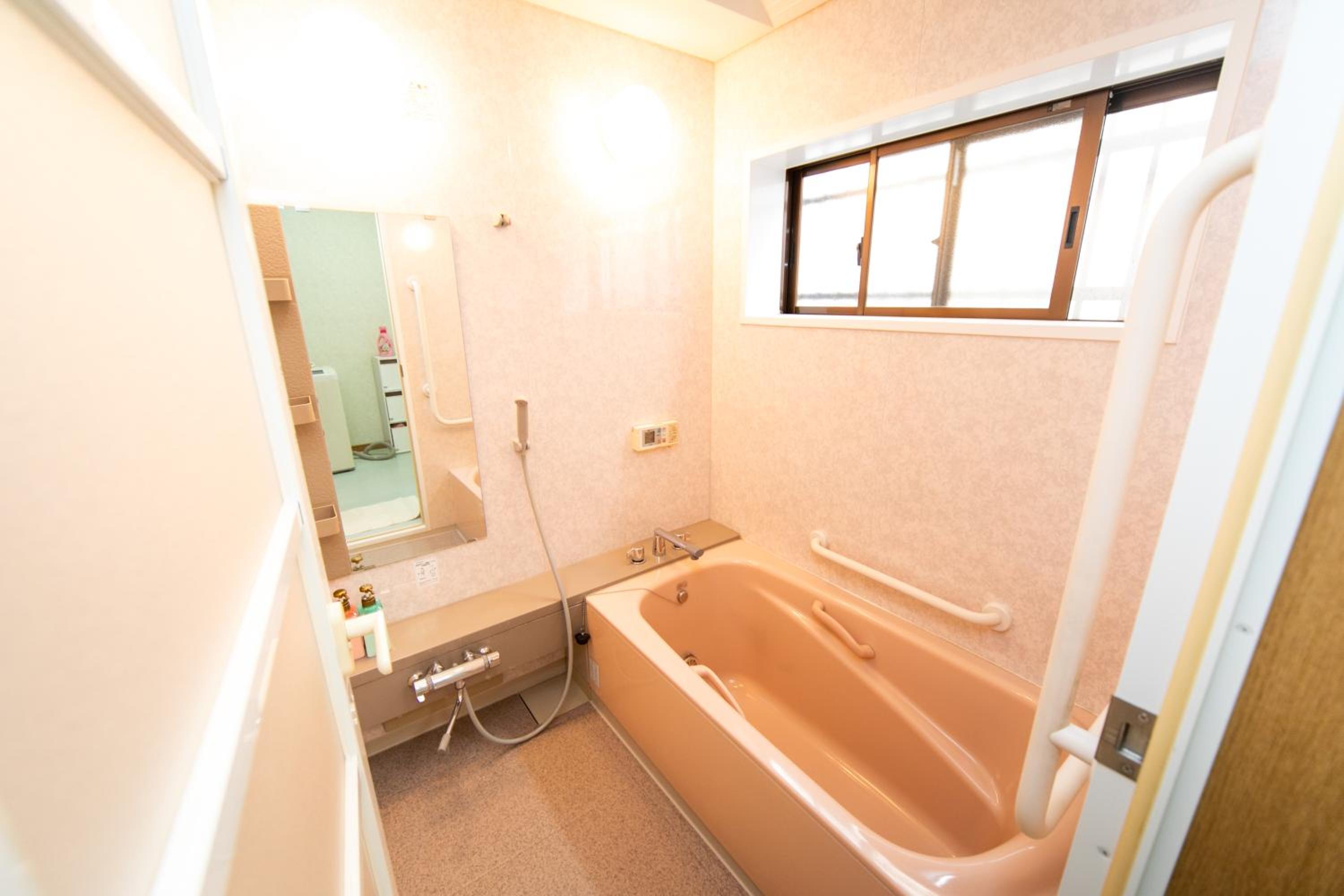Five-Bedroom House - Photo 9