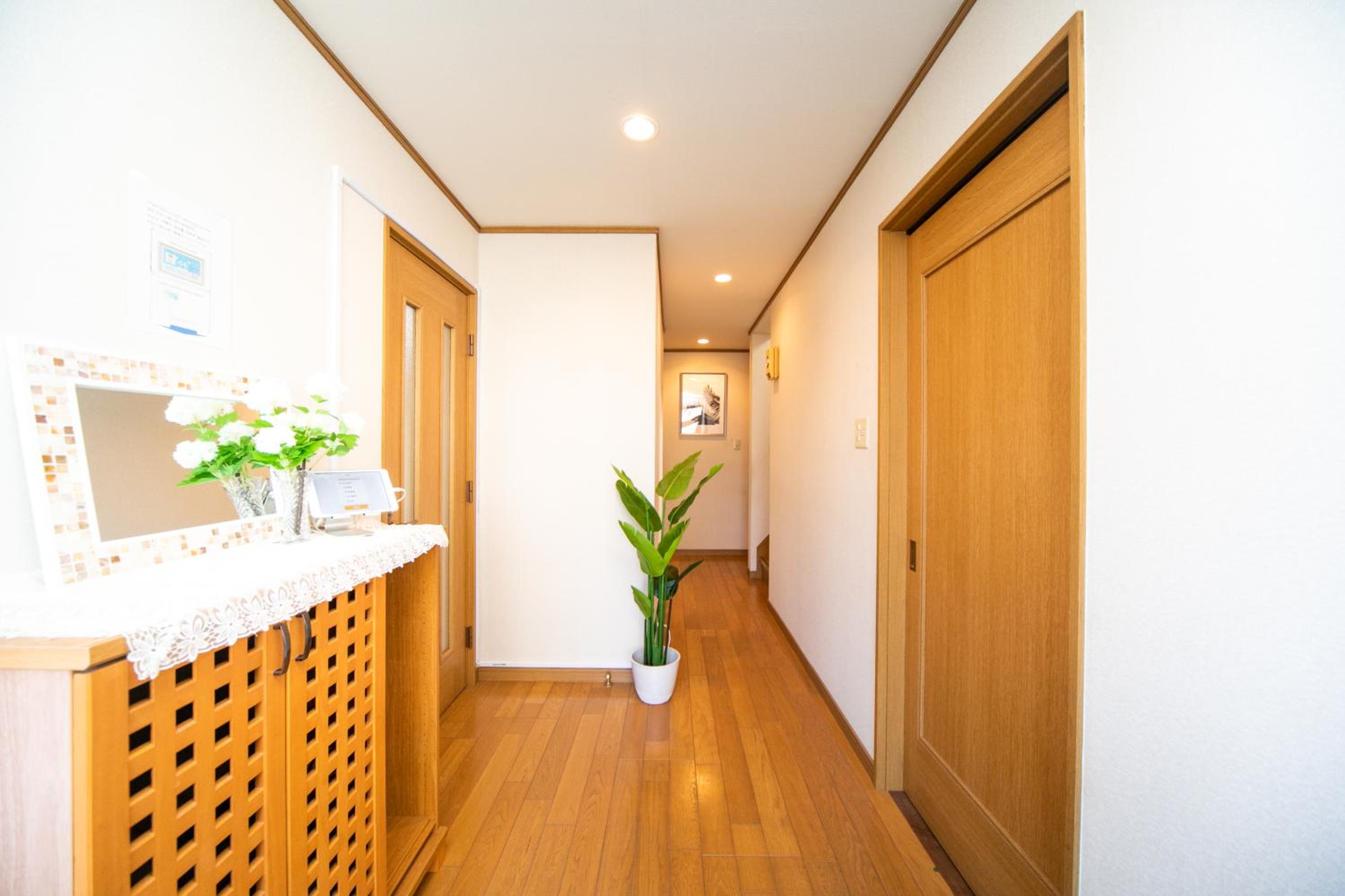 Five-Bedroom House - Photo 10