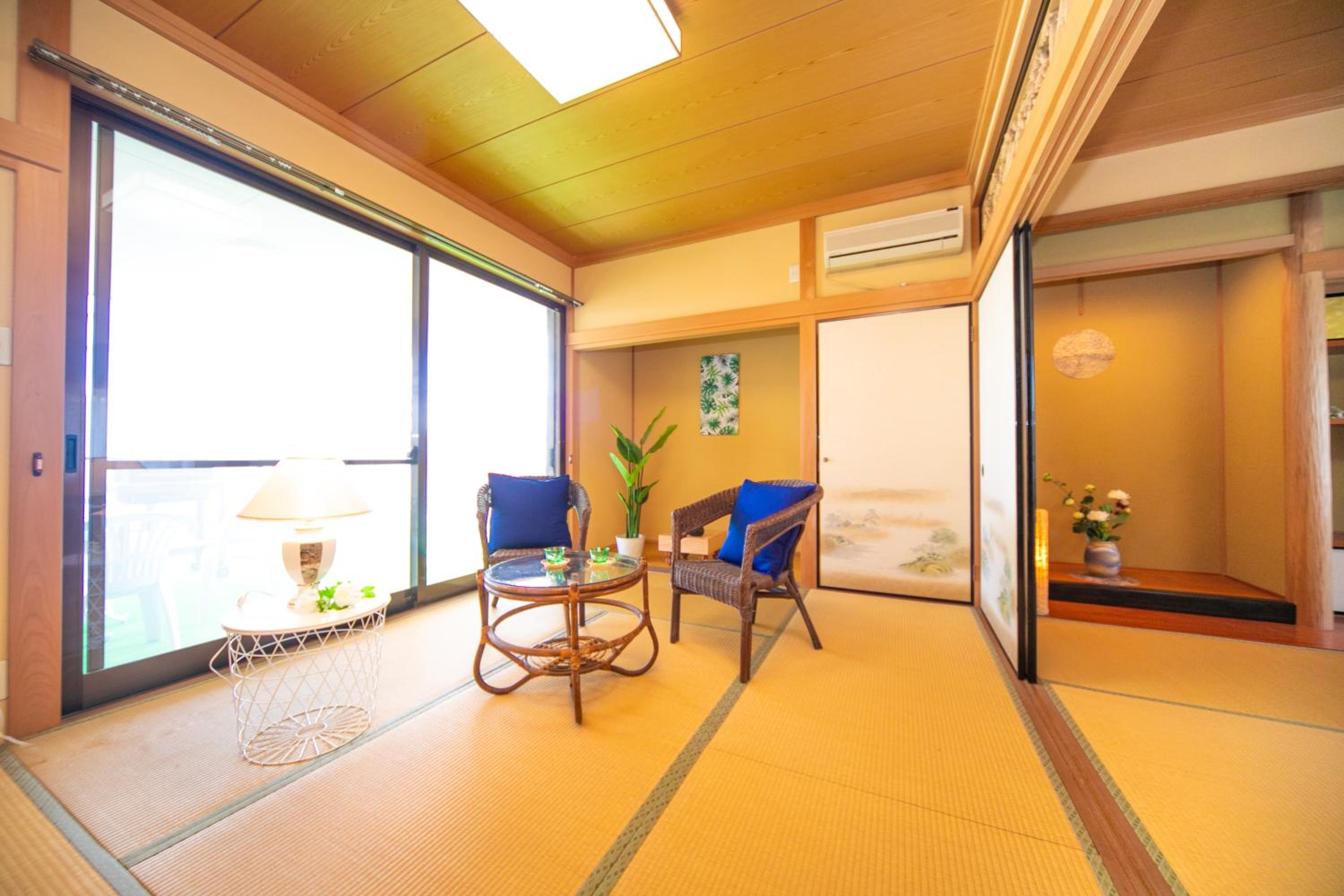 Five-Bedroom House - Photo 2