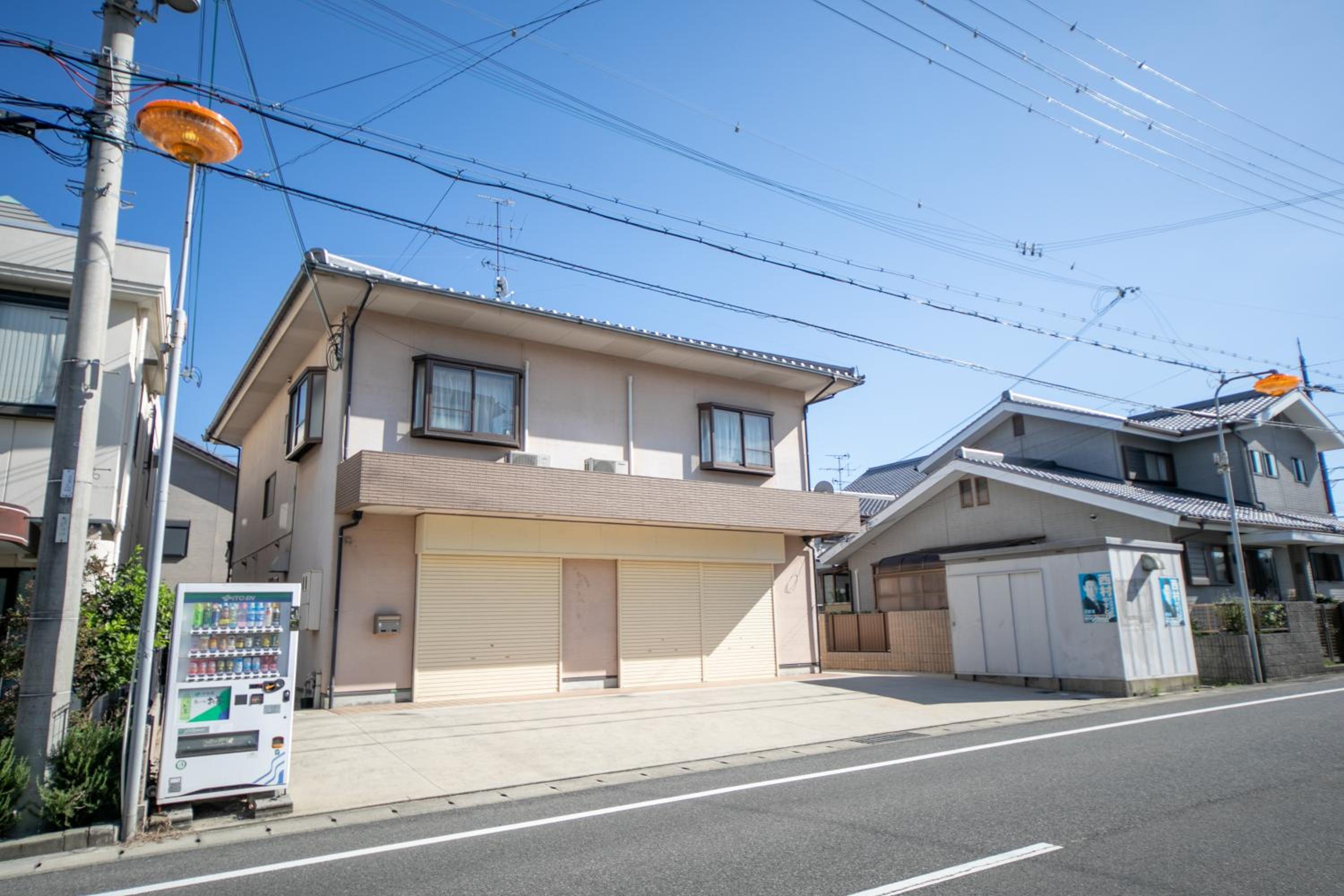Five-Bedroom House - Photo 6