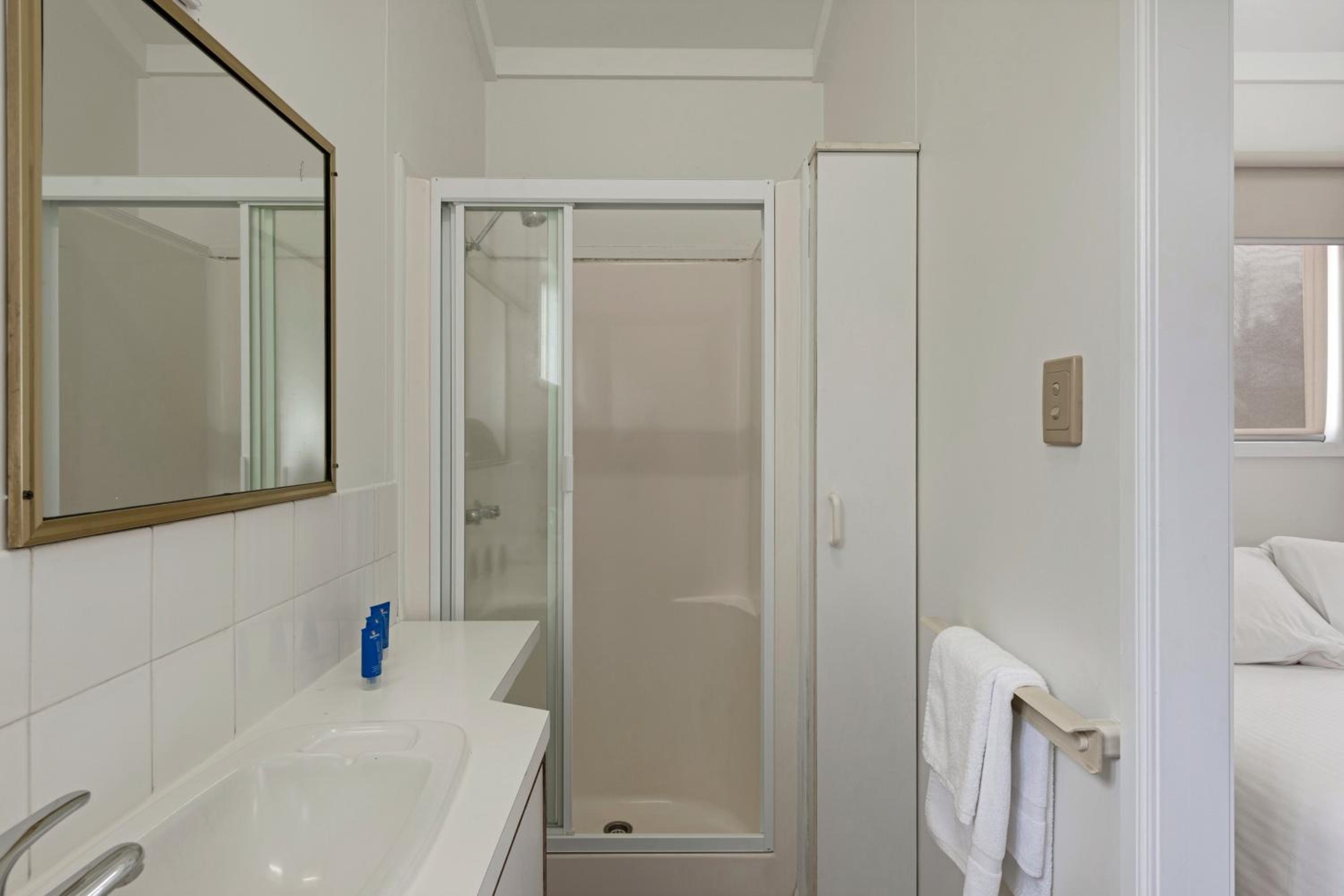 Standard Cabin - Sleeps 4 photo 3