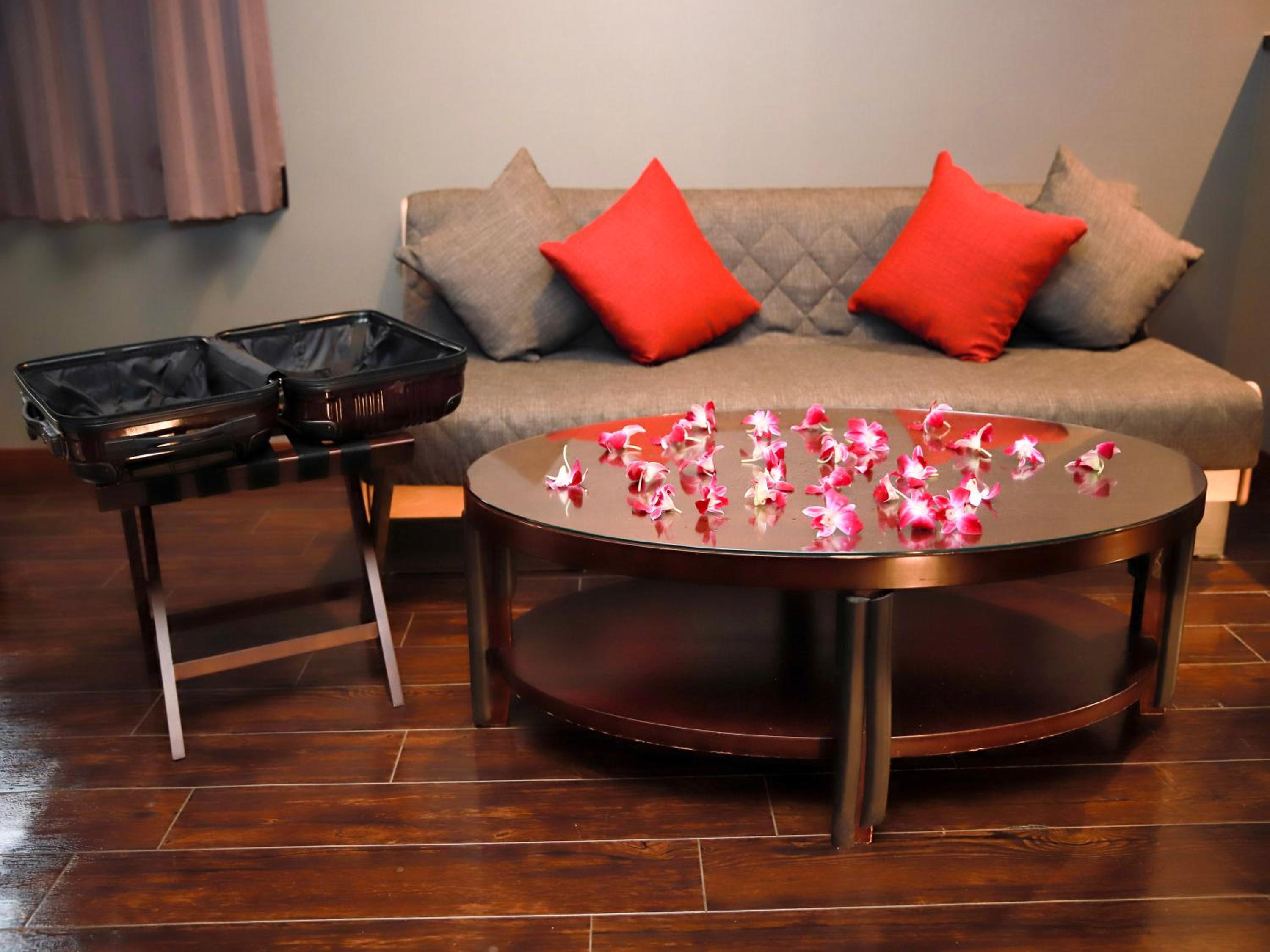 Deluxe Canopy Room | King Bed, Large Blower Bath & Massage Chair - Smoking - Photo 1