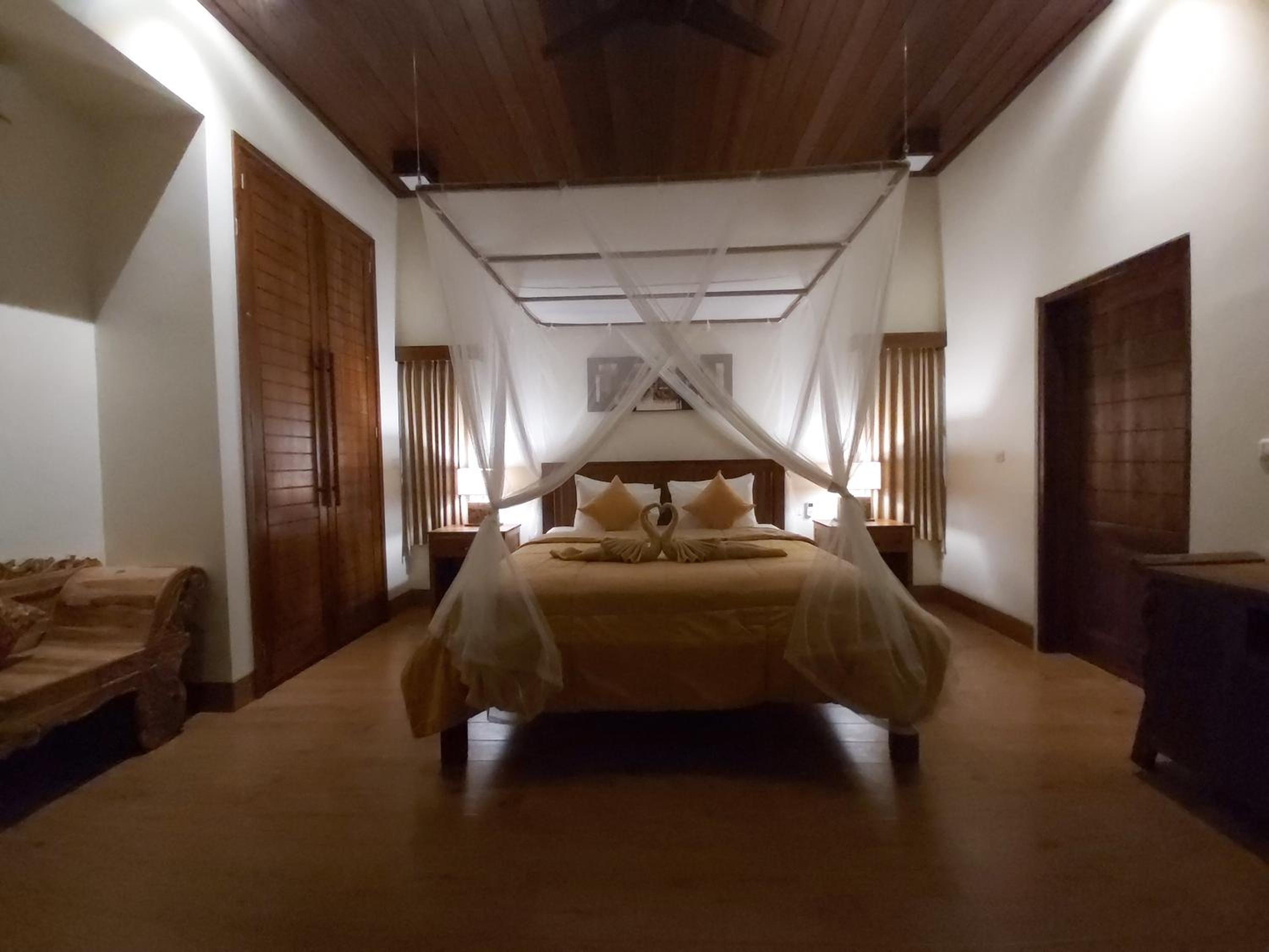 Villa with Private Pool - Photo 6