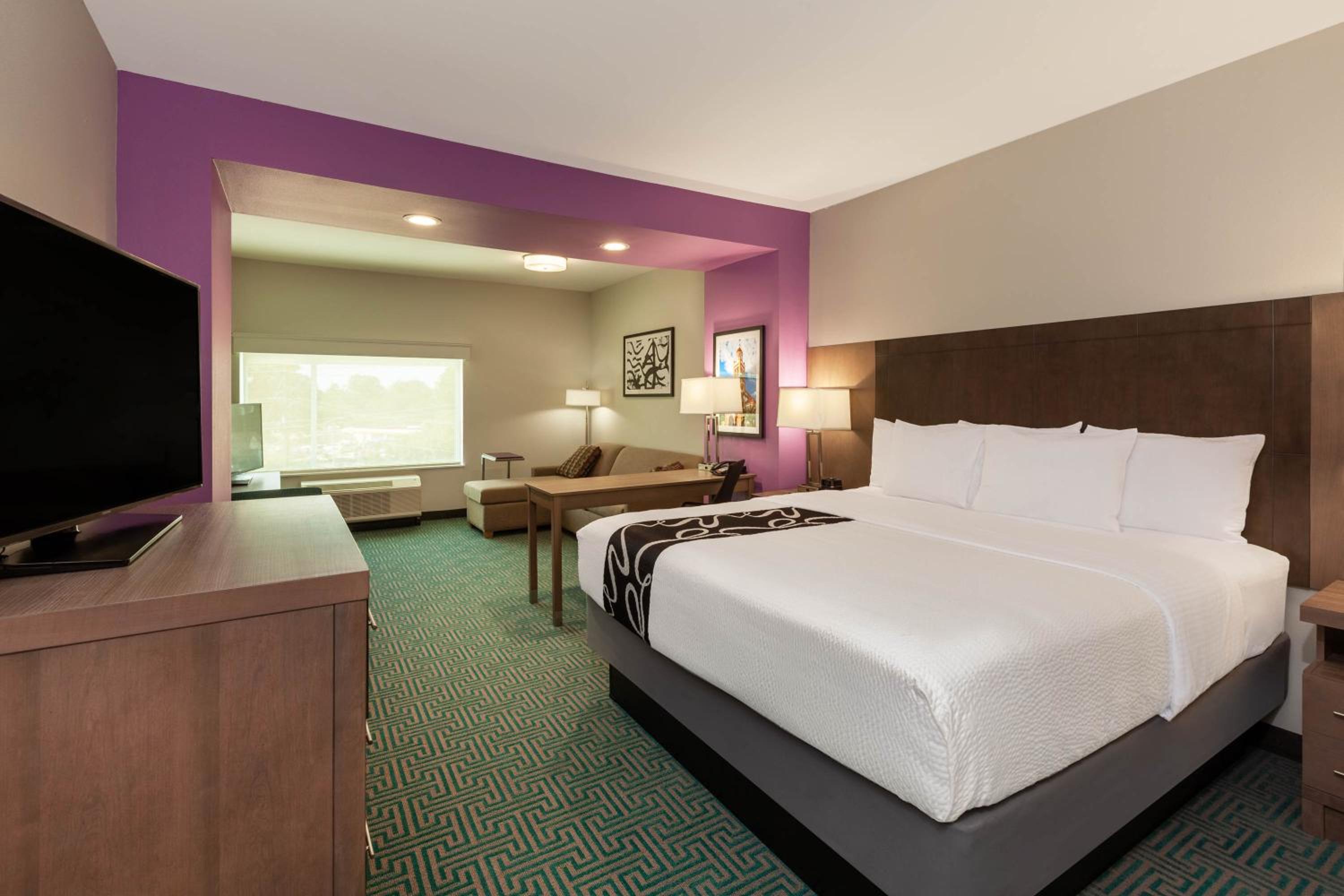 Deluxe King Room with Mobility/Hearing Impaired Access - Non-Smoking - Photo 1