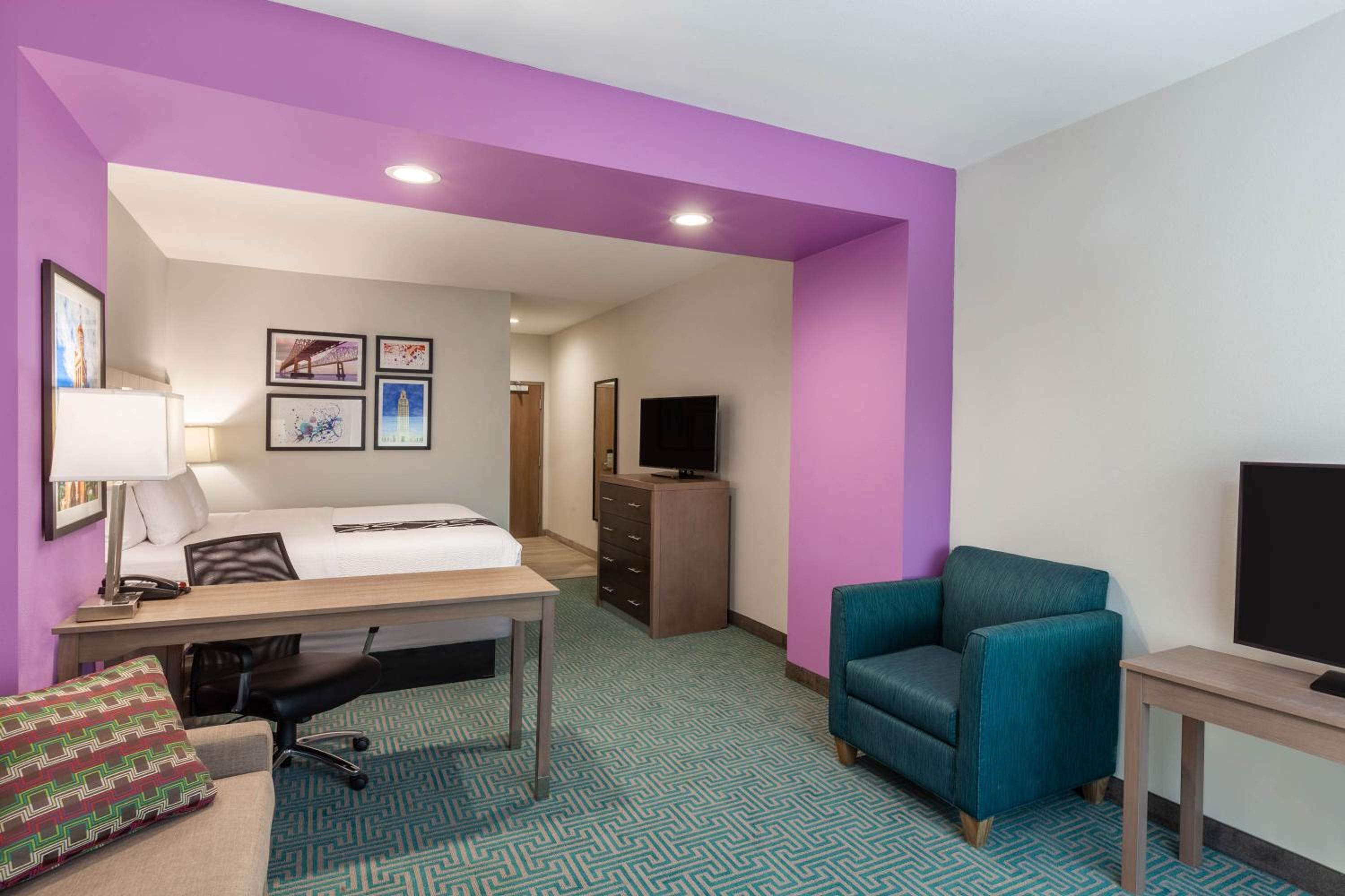 Deluxe King Room with Mobility/Hearing Impaired Access - Non-Smoking - Photo 3