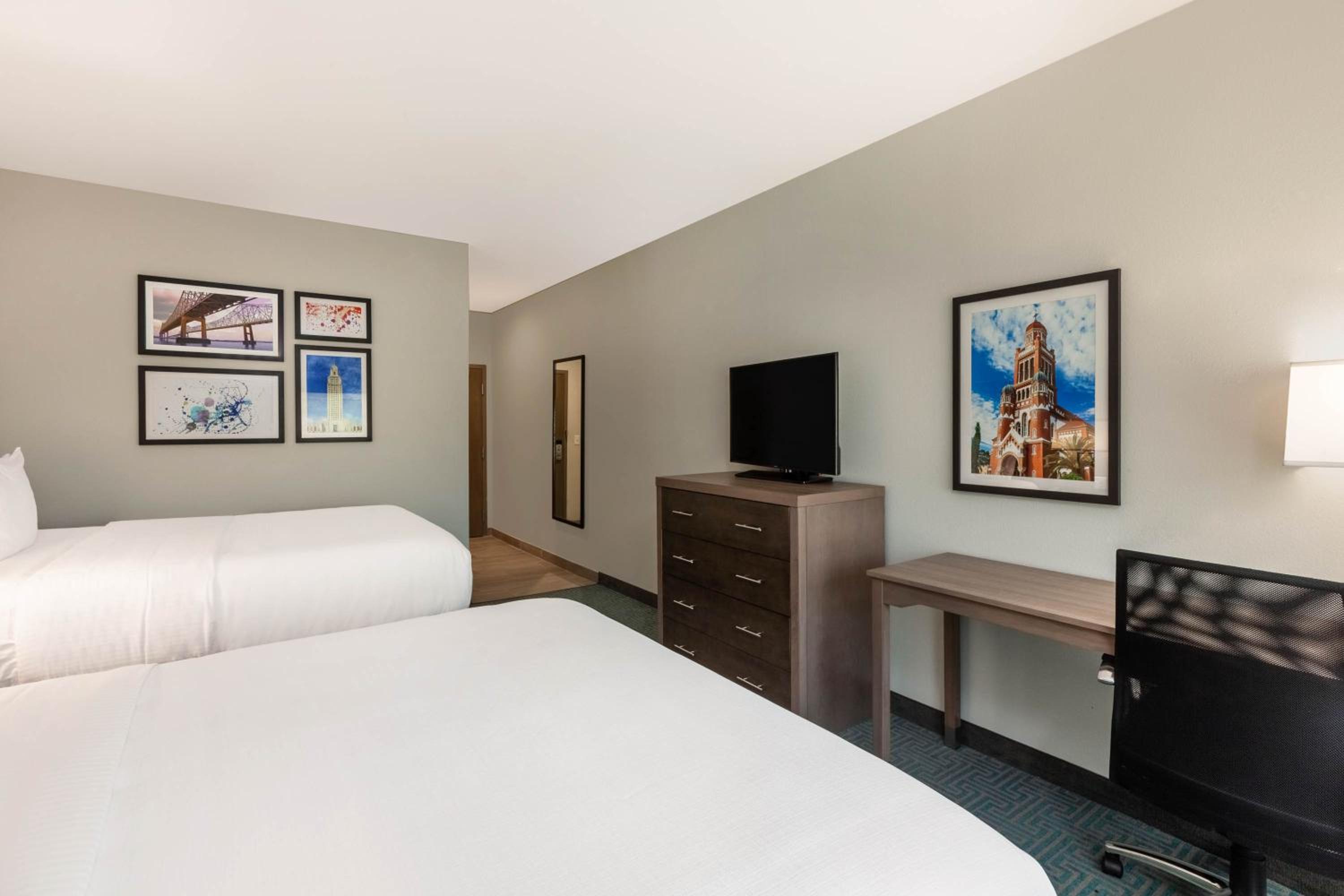 Queen Room with Two Queen Beds and Mobility/Hearing Access - Non-Smoking - Photo 4