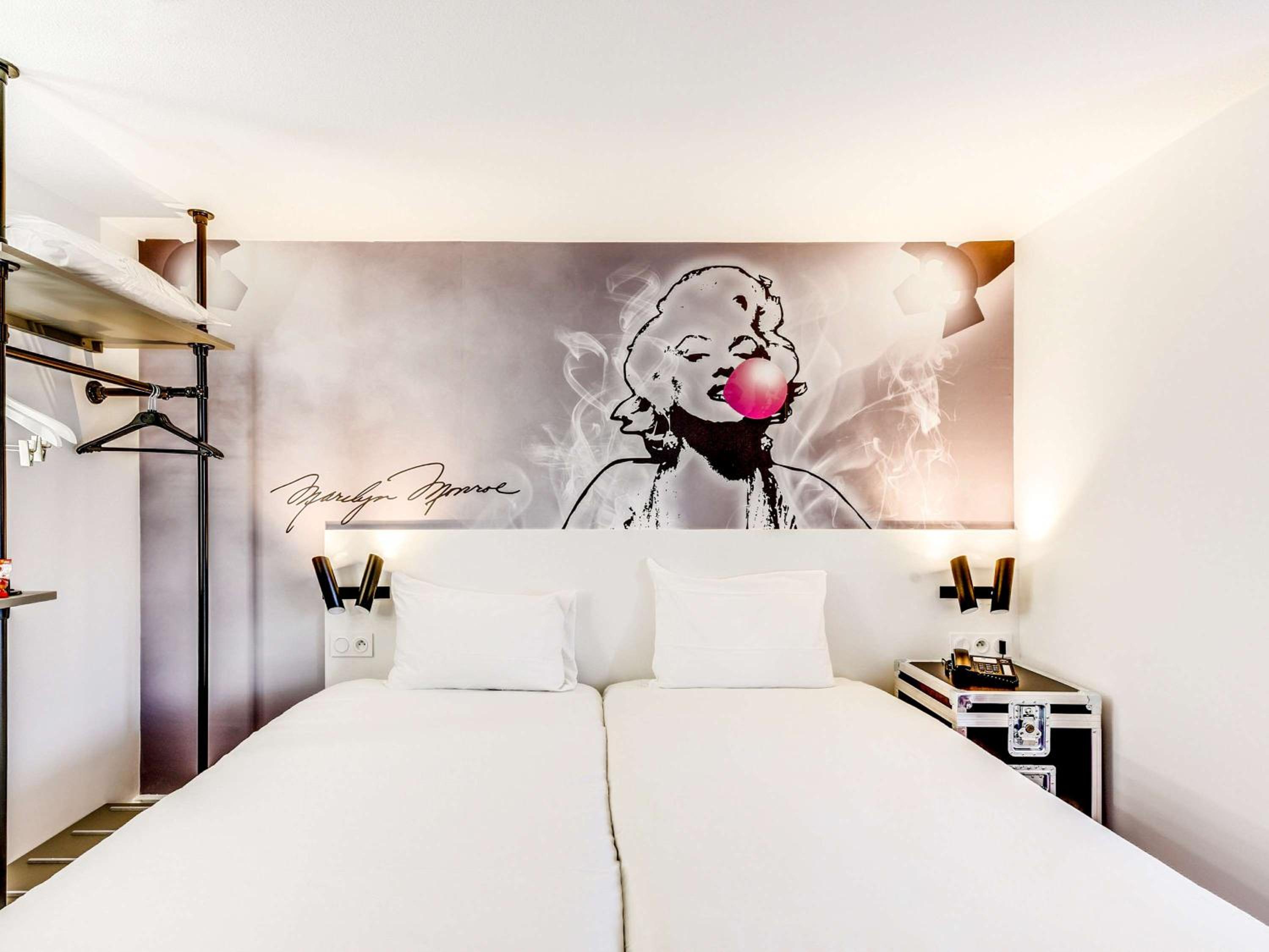 Standard Room with 2 Single Beds - Photo 6