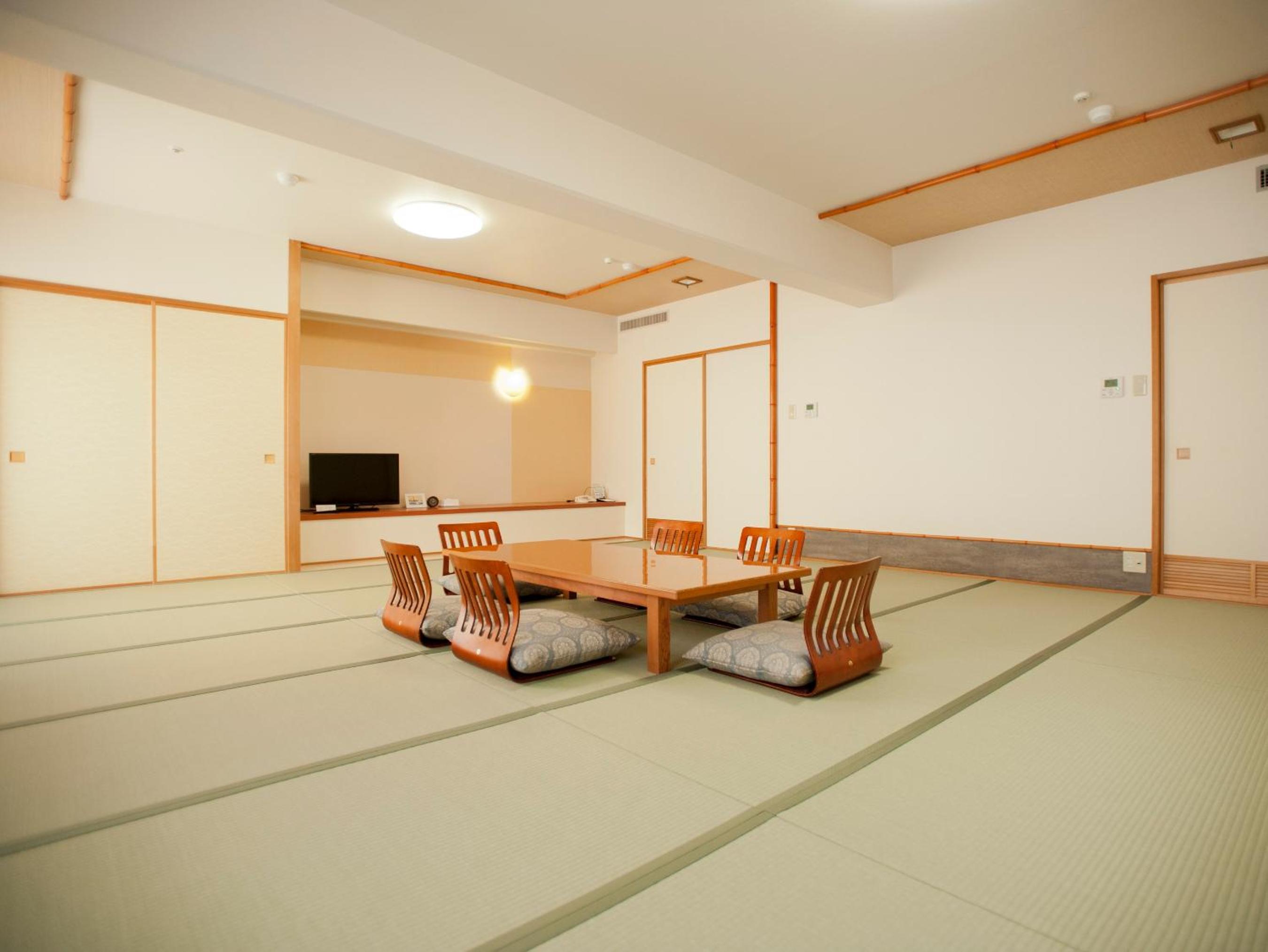 Japanese Style Family Room with Shared Bathroom - Photo 4