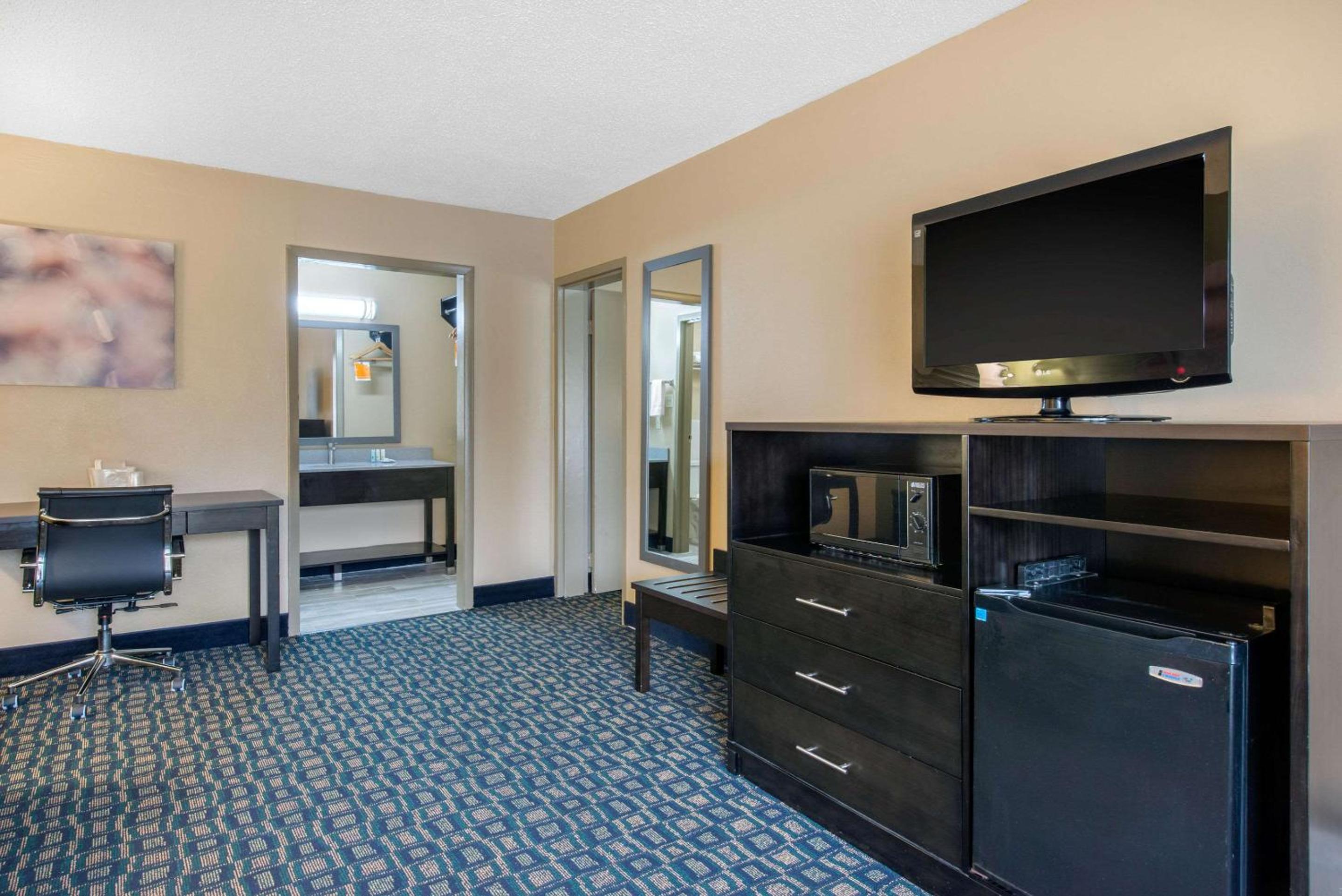 Upgrade Queen Room with Two Queen Beds - Non-Smoking - Photo 3