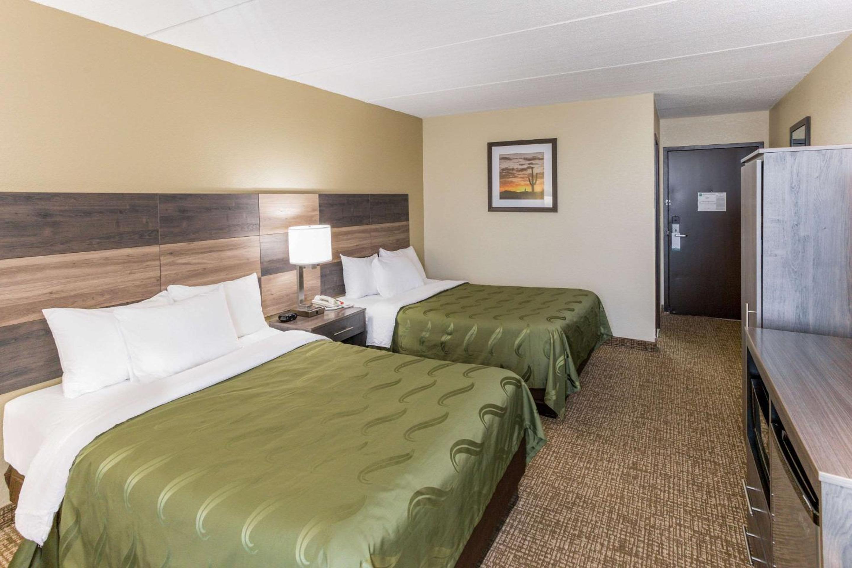 Queen Room with Two Queen Beds - Non-Smoking - Photo 2